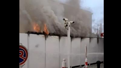 Incendiu puternic lângă o benzinărie, în Capitală! Pericol de EXPLOZIE