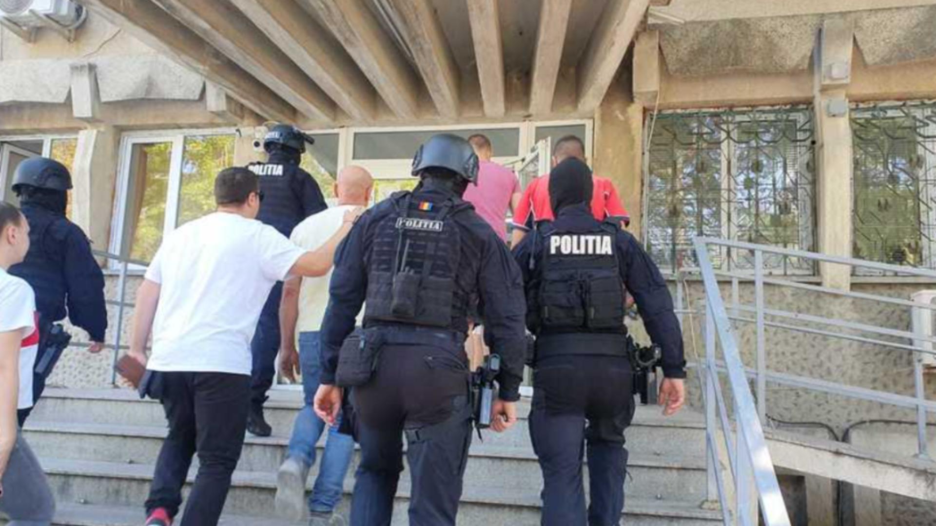 Bărbaţi, reţinuţi după ce au provocat un scandal monstru în faţa unui local din Botoșani: 3 persoane, agresate
