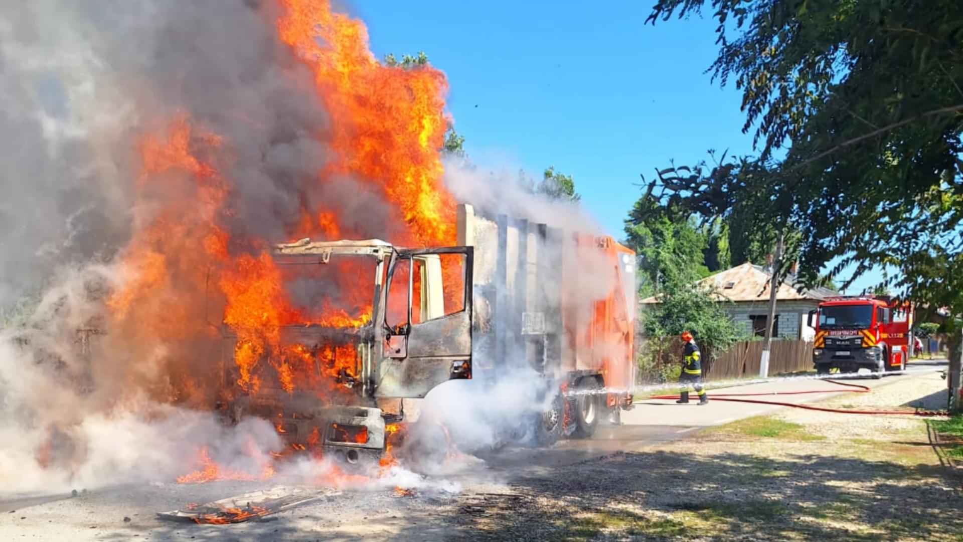 Mașină de gunoi cuprinsă de flăcări în județul Giurgiu. Autoutilitara a ars ca o torță: imagini șocante/ Foto: Facebook Breaking News Giurgiu