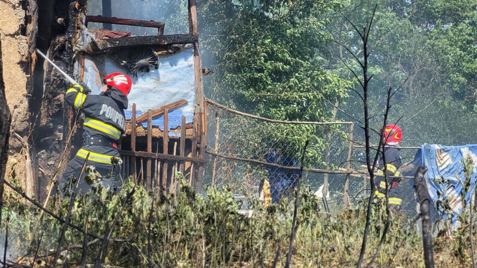 Incendiu catastrofal în Giurgiu. Focul lăsat nesupravegheat a mistuit o casă și două curți: tânără, de 17 ani, imobilizată prinsă în flăcări