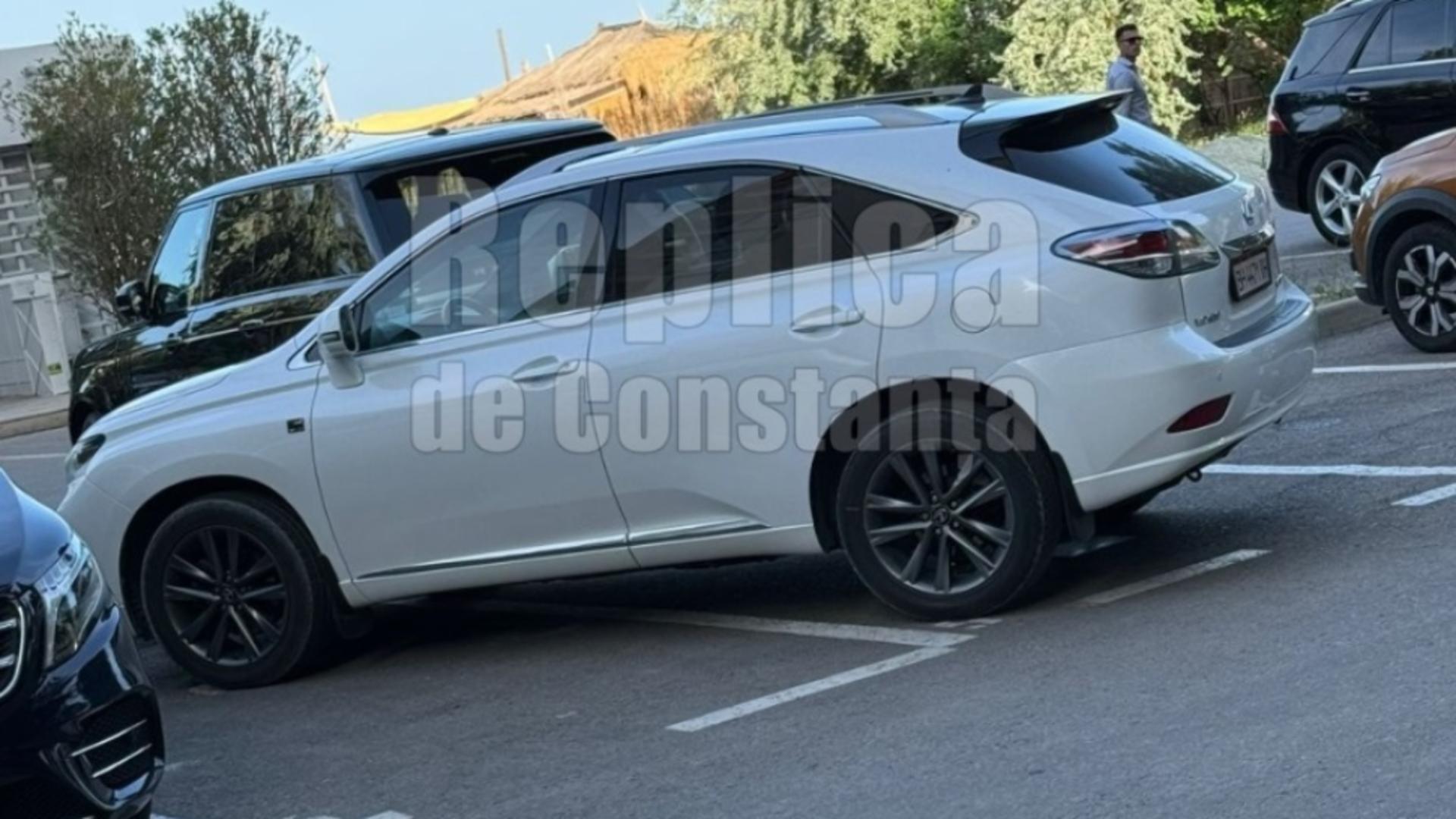 Un Lexus cu numere de Ucraina, parcat pe două locuri la Summerland Mamaia/ Captură foto Replica Online