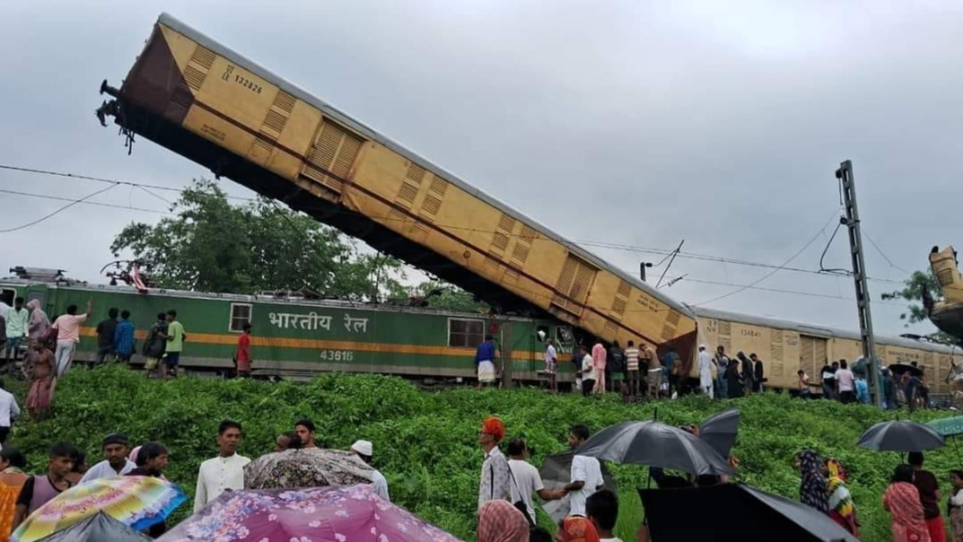 15 morţi şi cel puțin 54 de răniţi, după ciocnirea a două trenuri în India. Unul dintre vagoane a rămas în poziție aproape verticală: imagini halucinante