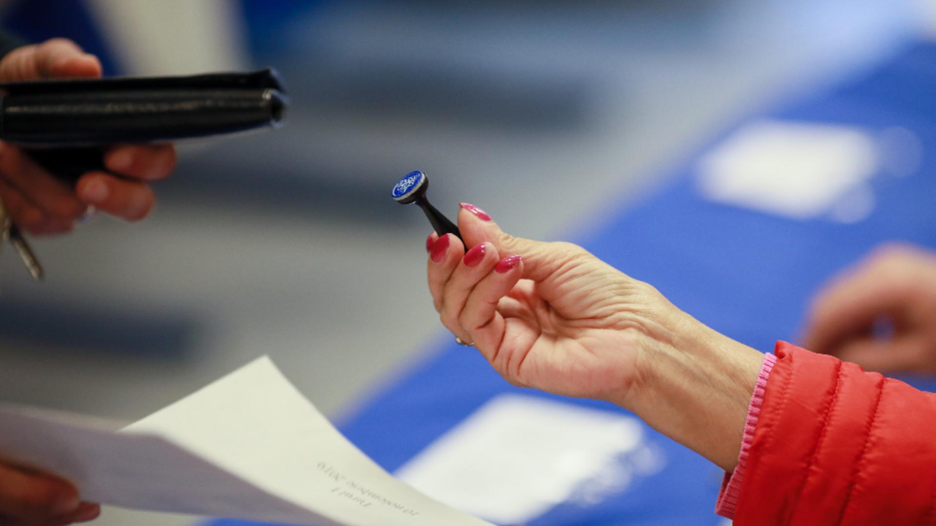 Amenda pe care o riscă cei care fotografiază buletinul de vot  / Foto: Inquam Photos