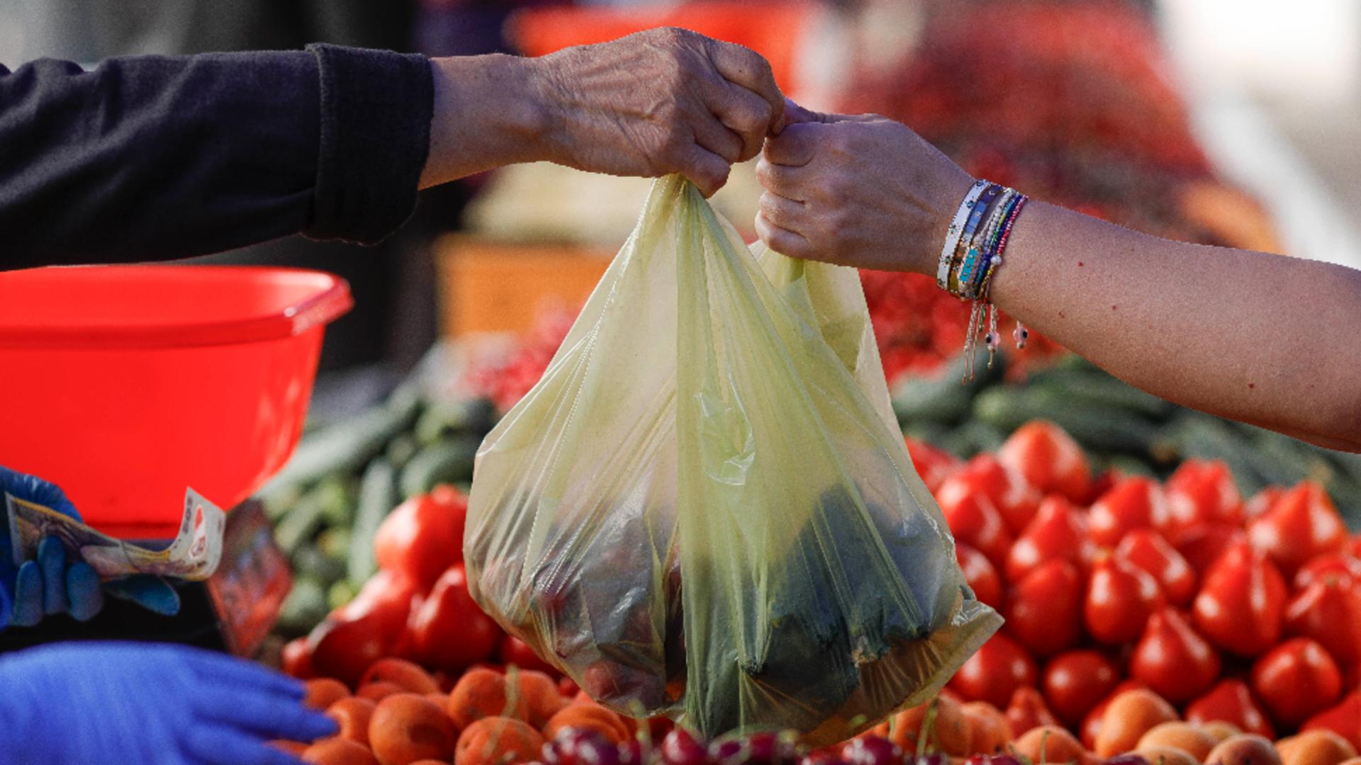 Pe caniculă regimul alimentar trebuie adaptat. Foto/Profimedia