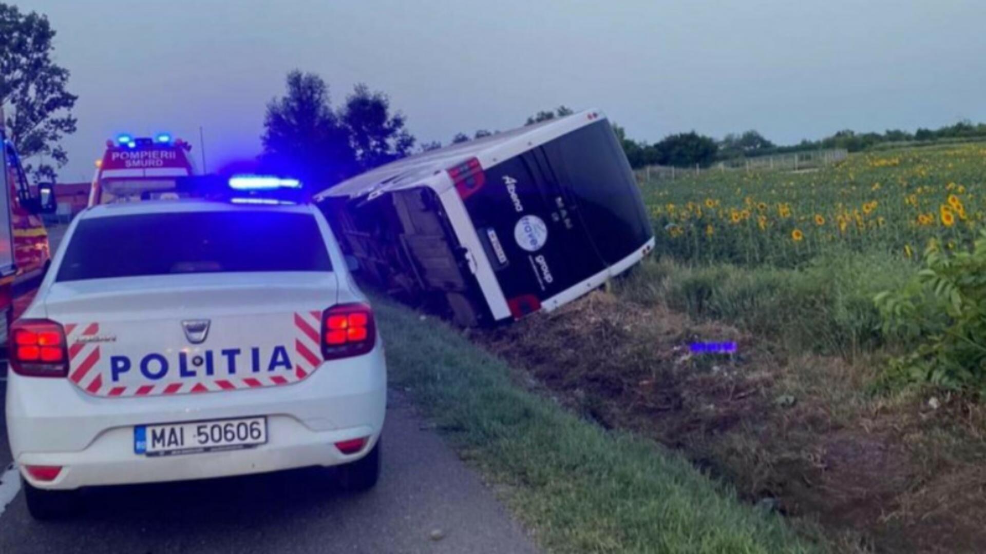 Accident grav, în jud. Vrancea. Un autocar plin cu turiști s-a răsturnat: 4 victime, între care și un copil