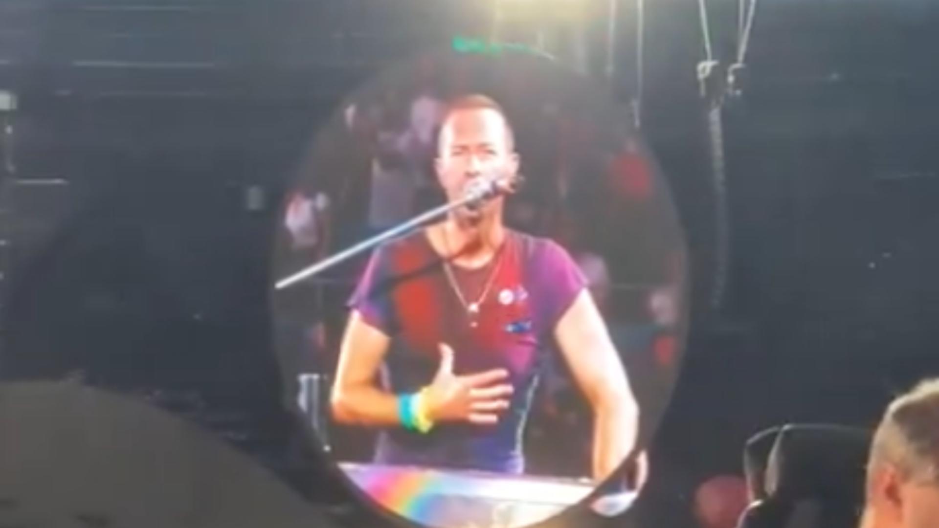 Solistul trupei Coldplay a cerut publicului, în glumă, să-l huiduie pe el după scandalul Babasha: „Vă iubim necondiționat”