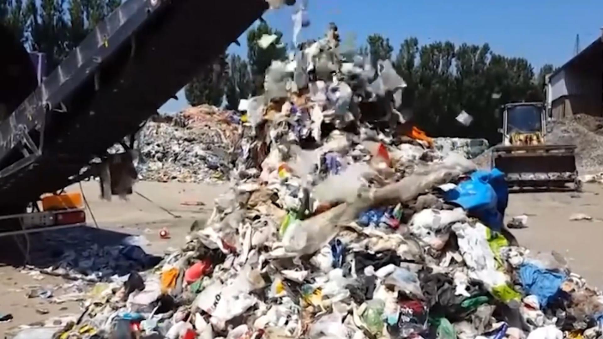 Tone de deșeuri descoperite de Garda de Mediu pe autostrada străzii Ploiești-Buzău. Foto arhivă