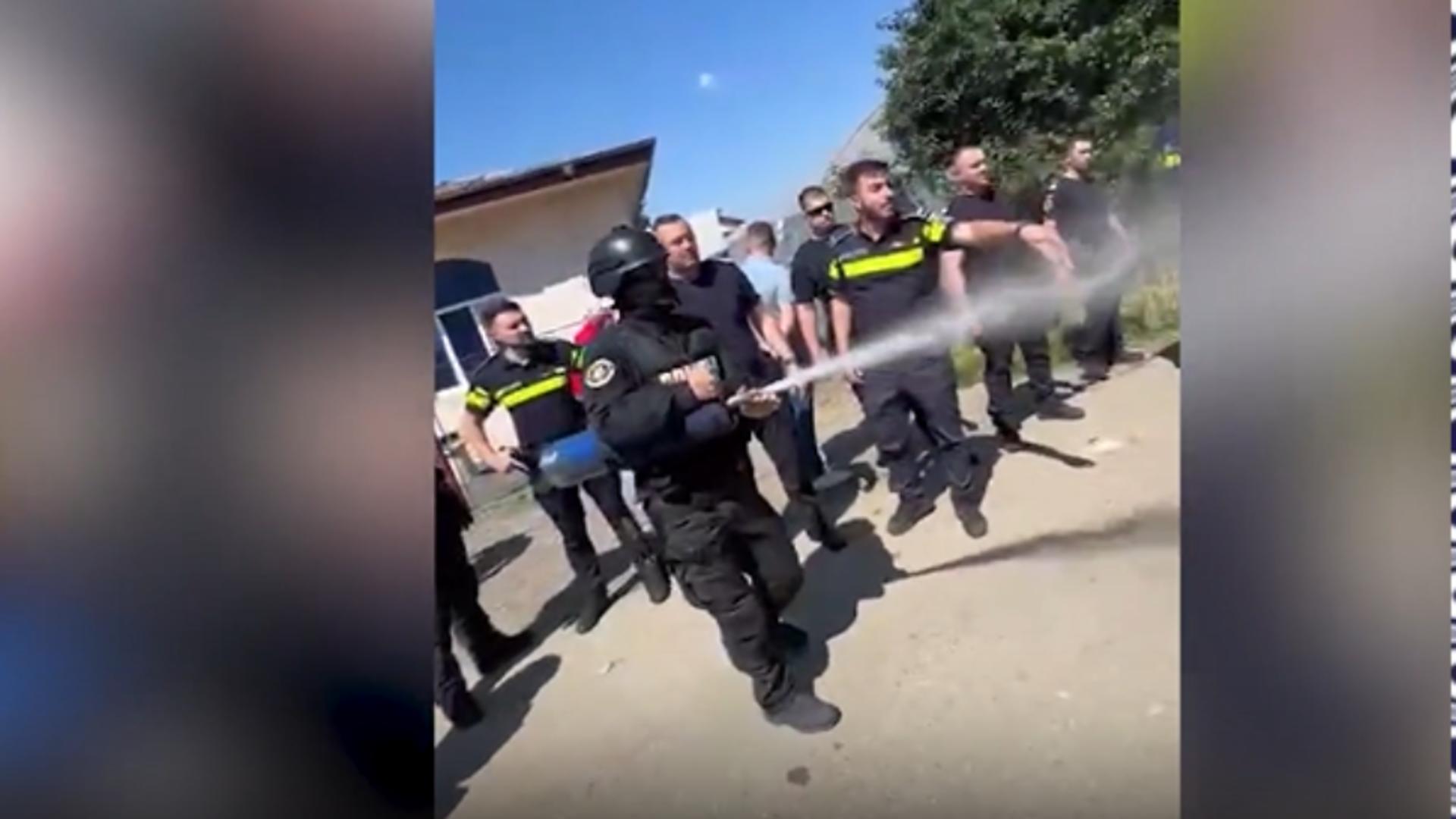 Decizia primarului din Mihăilești care i-a scos din minți pe locuitori: ciocniri violente cu forțele de ordine. Jandarmii au folosit gaze lacrimogene