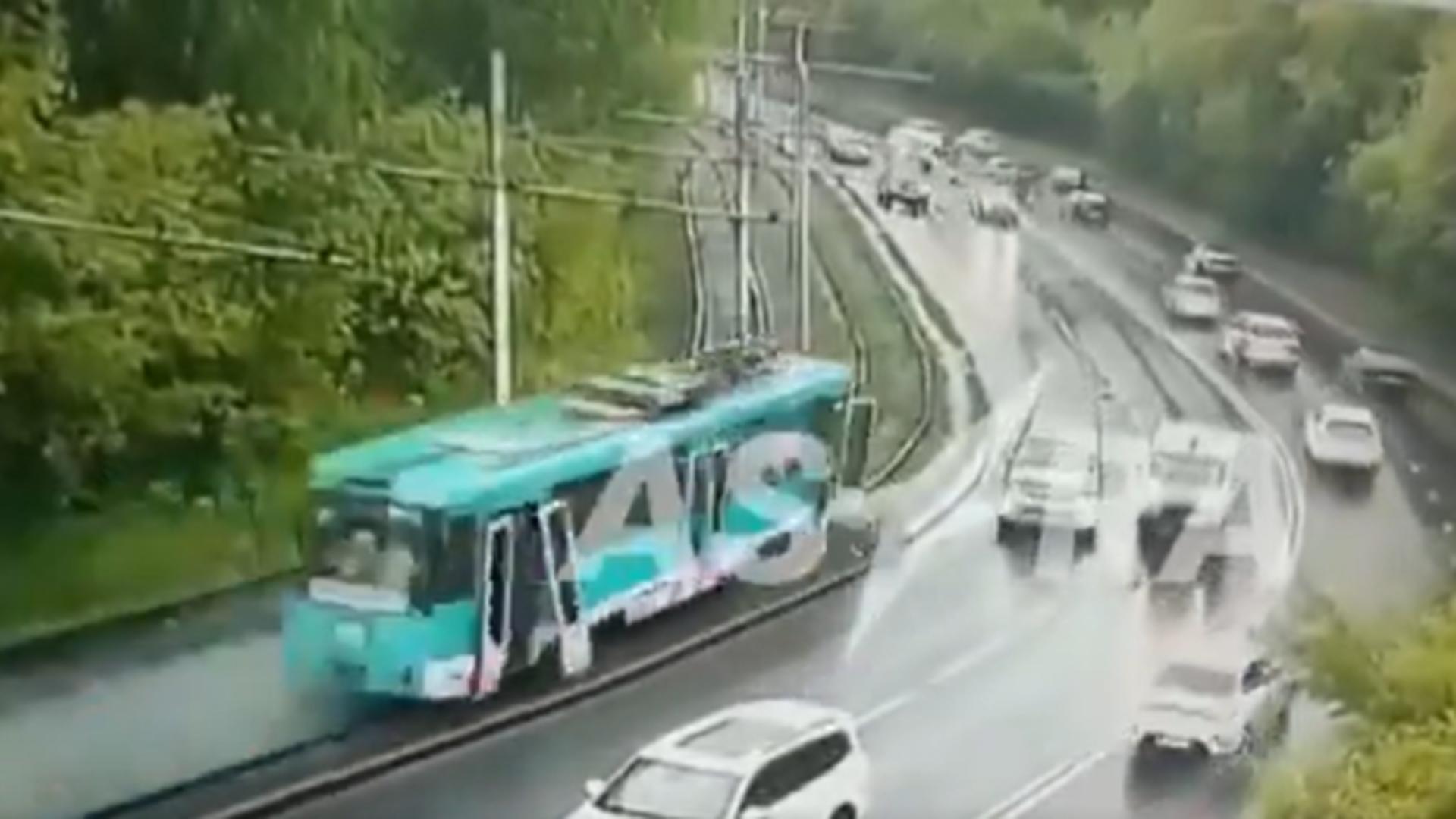 Pasagerii unui tramvai scăpat de sub control, aruncați în fața mașinilor din trafic, într-o curbă: 67 de răniți/ Captură video