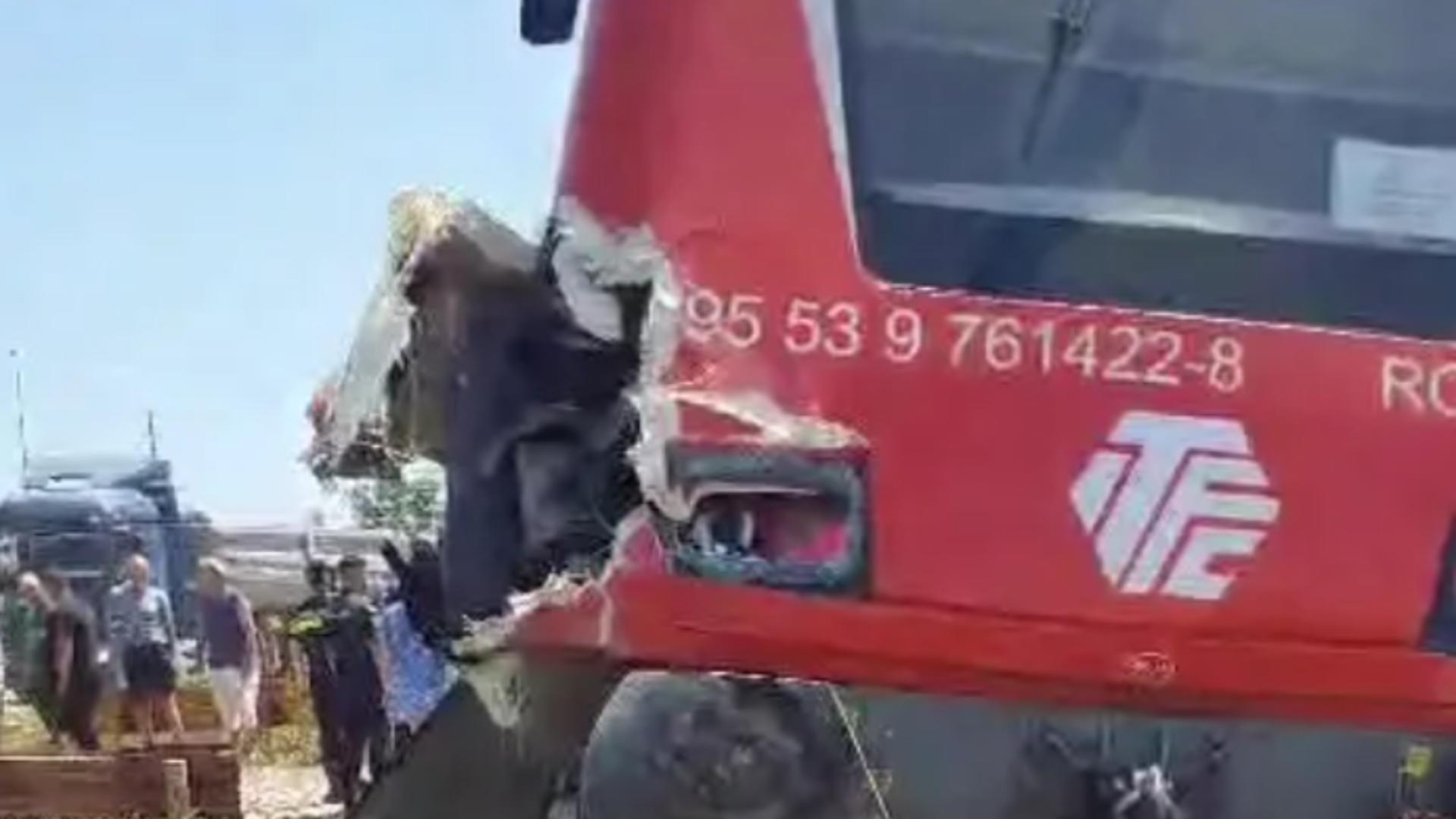 Camion încărcat cu piatră, lovit de un tren cu persoane, la Tuzla / Captură foto Constanța 100%