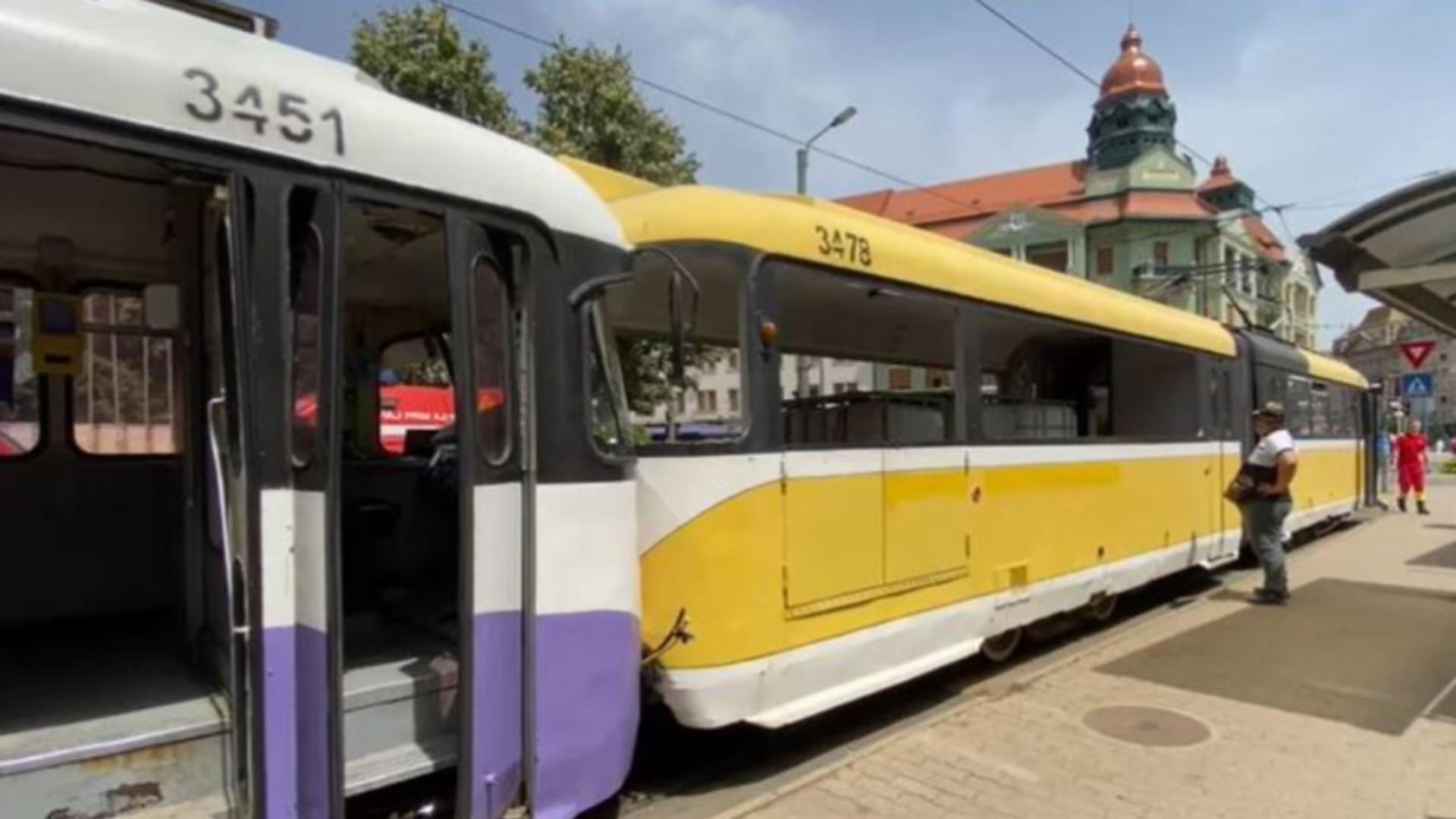 Două tramvaie s-au ciocnit în plină zi, la Timișoara. Unul dintre vatmani, transportat la spital/ Captură foto