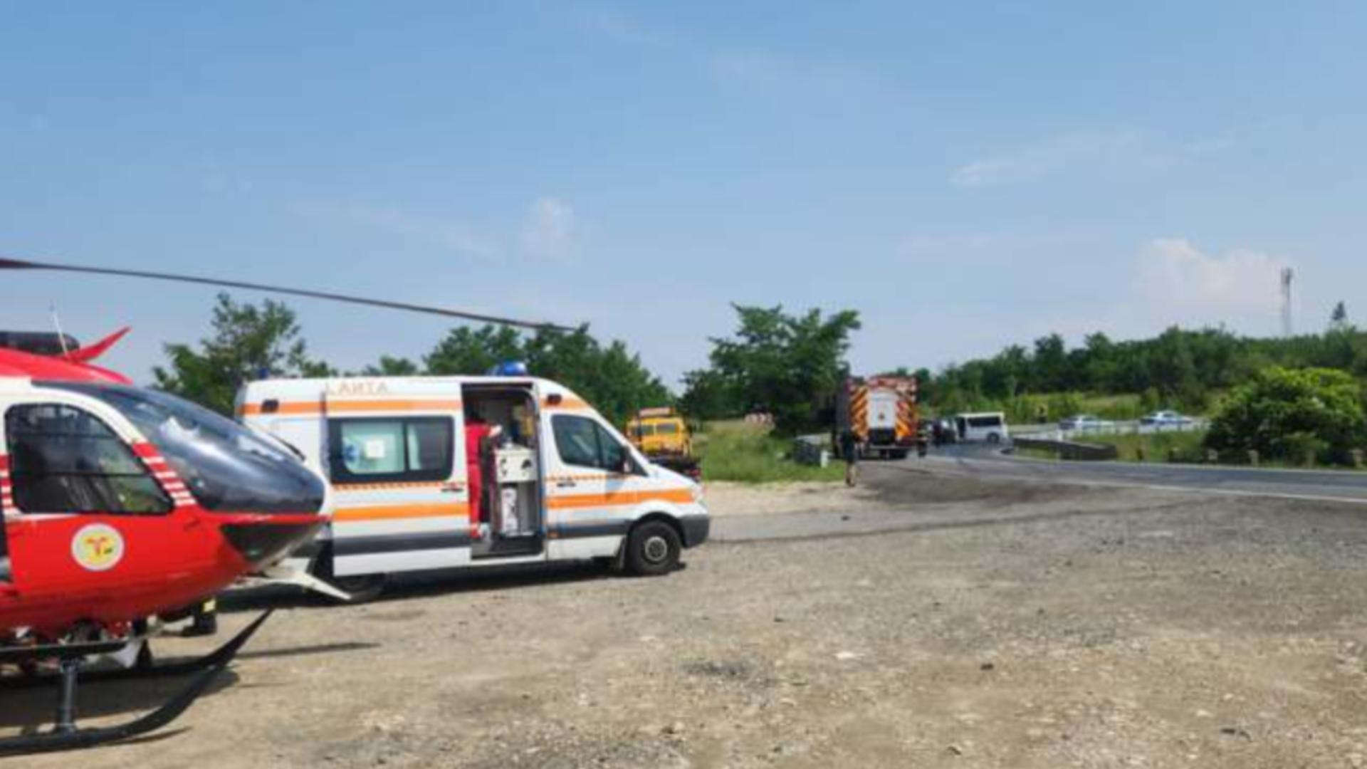 Accident grav, cu două victime încarcerate, pe drumul care leagă Timișul de Hunedoara. O mașină s-a ciocnit de un microbuz cu 8 pasageri: intervine elicopterul SMURD