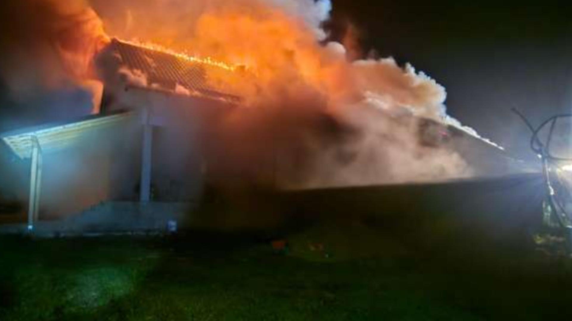 Incendiu devastator în Neamț! Casa parohială de la Oanțu a luat foc: preotul, soţia sa şi cei 3 copii s-au autoevacuat/ Foto: ISU Neamț