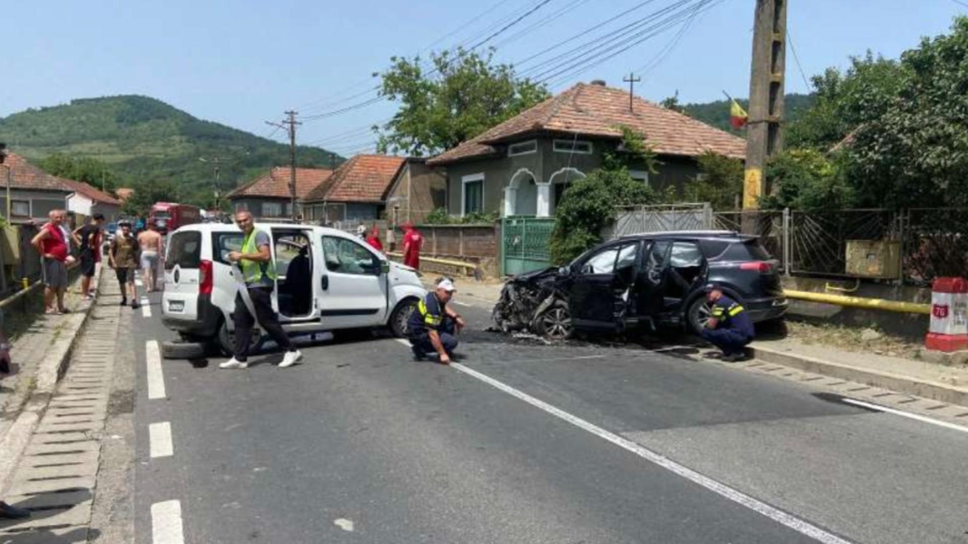 Accident grav, în Hunedoara: impact devastator între două mașini, 8 persoane implicate