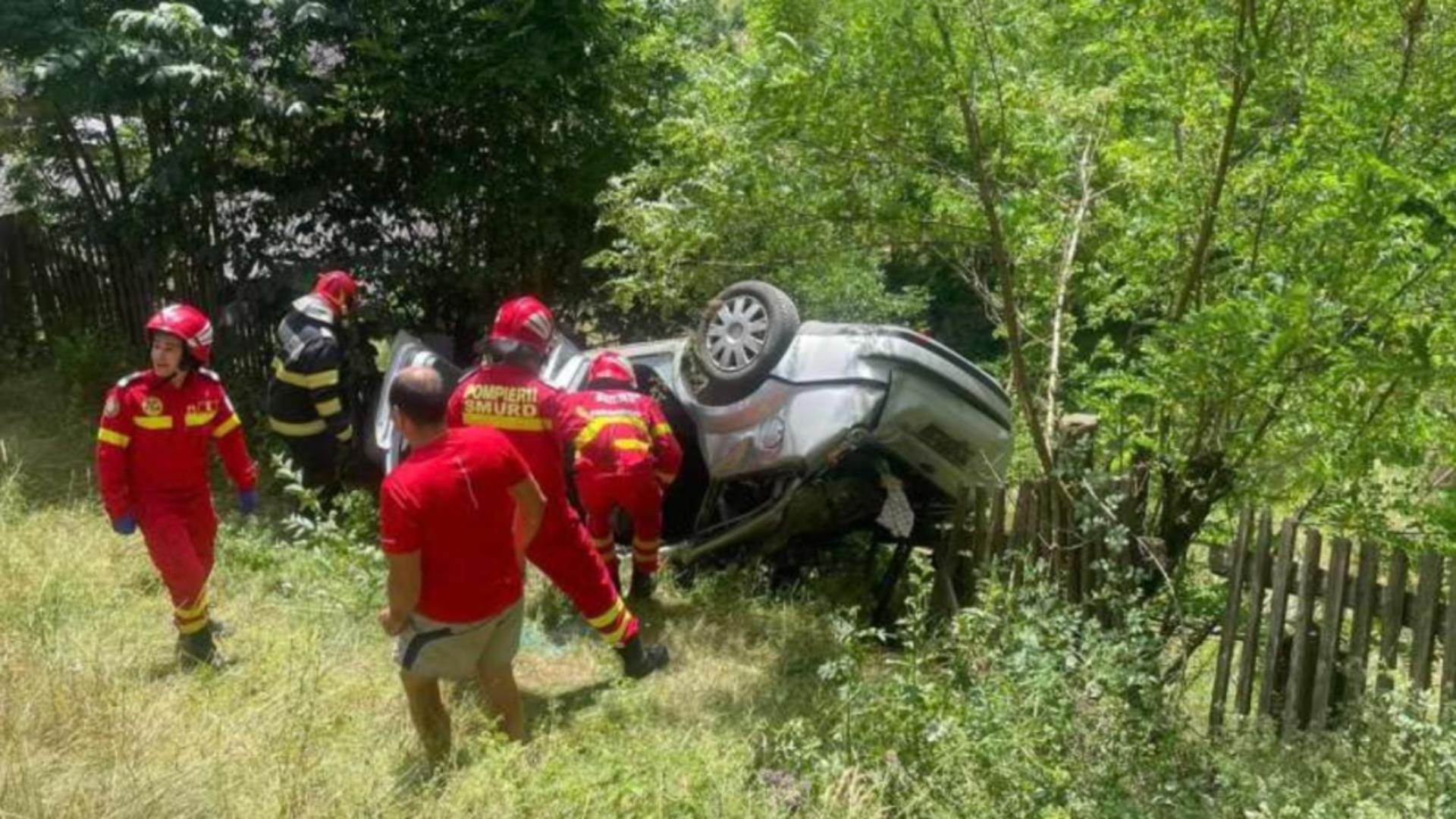 Accident înfiorător, în jud. Mureș: două femei au murit, după ce mașina s-a răsturnat într-o râpă