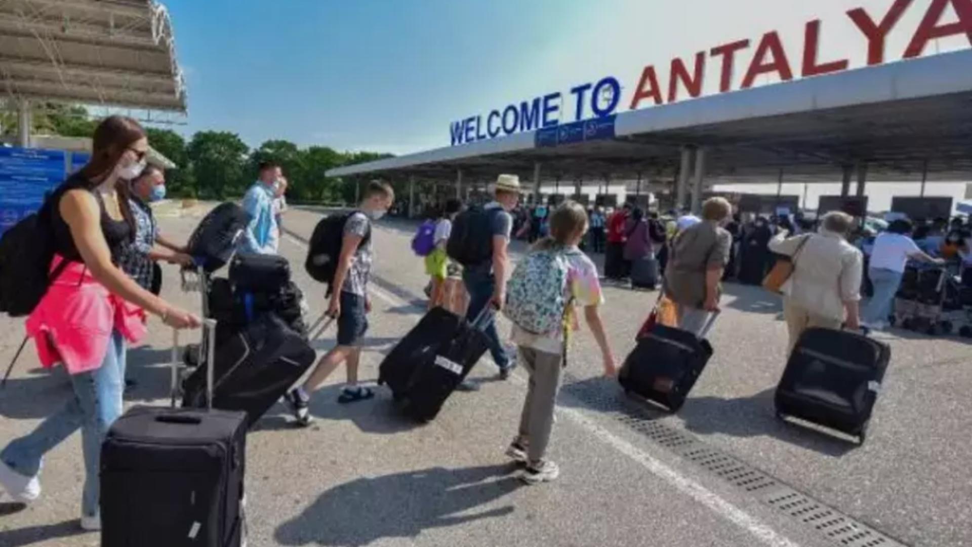 Revoltă pe aeroportul din Antalya: Zeci de români au așteptat 10 ore pentru un zbor întârziat, fără să li se ofere explicații