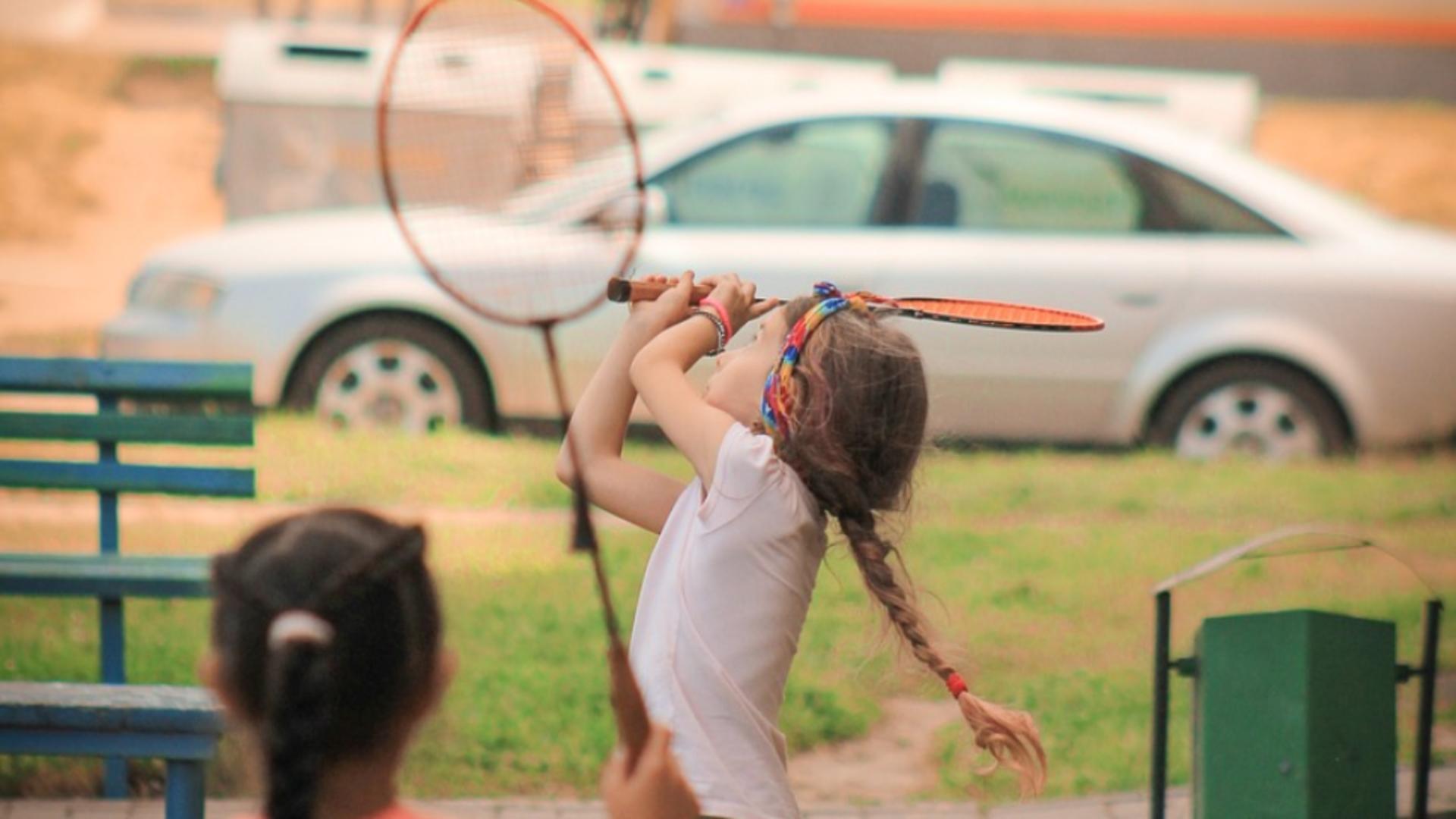 O copilă de șase ani a murit în timp ce juca badminton. O bucată din rachetă i-a intrat în craniu