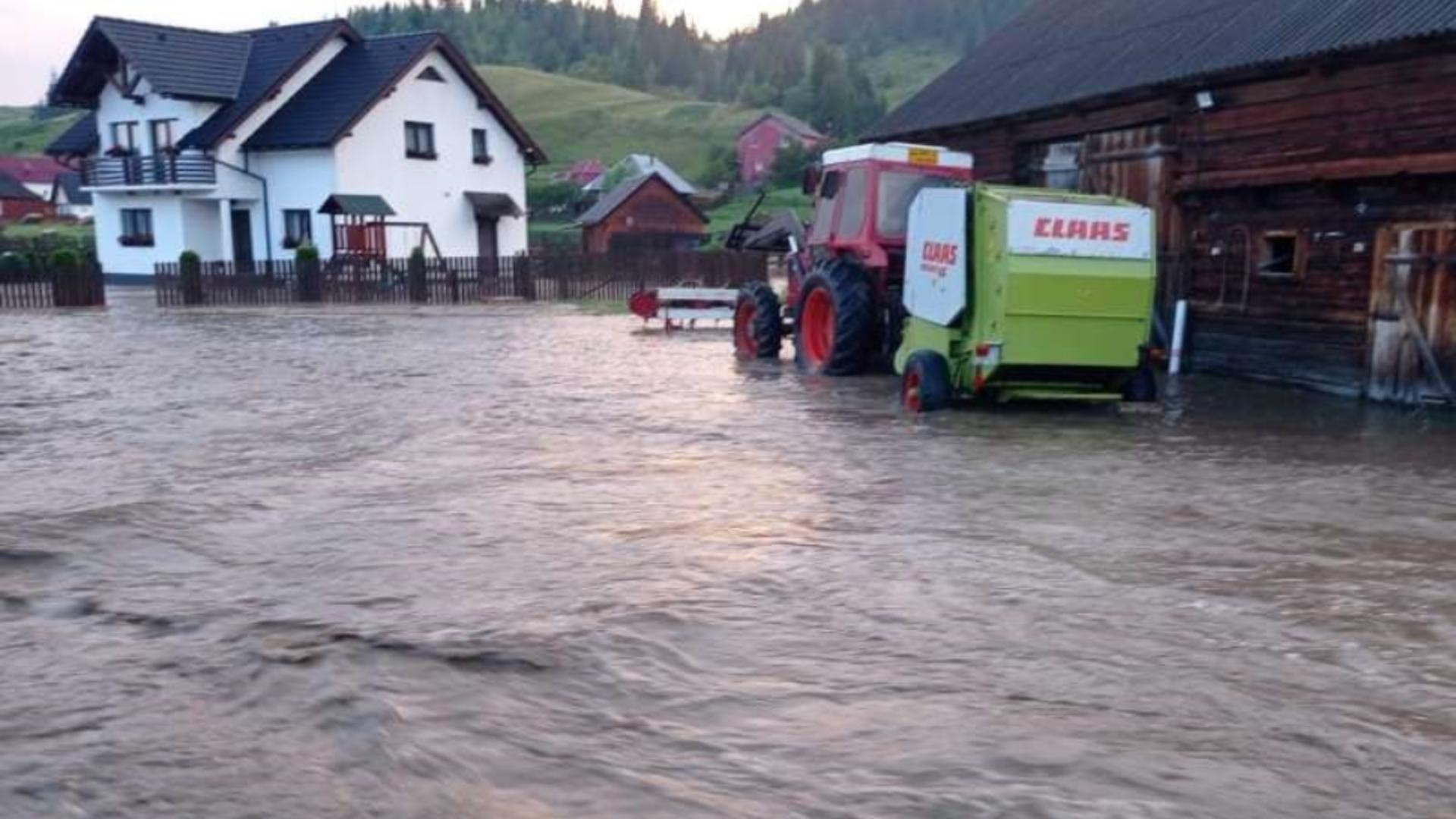 Revărsarea râului Bistricioara a inundat gospodării. Foto: Facebook