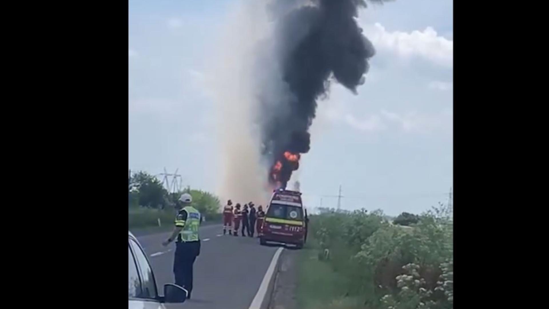 O cisternă cu benzină a izbit un autoturism. Ambele au luat foc. Foto/Captură video