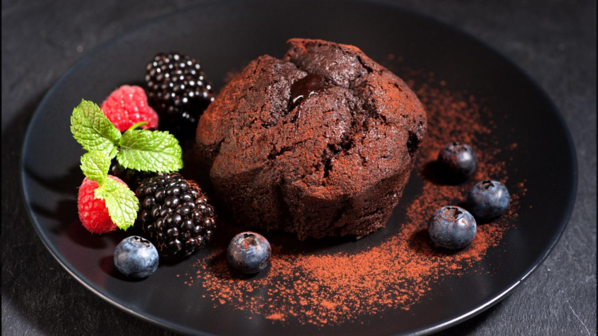 Brioșe cu ciocolată, cu efect lava cake. Exteriorul lor ușor crocant ascunde un interior surprinzător și delicios de ciocolată!