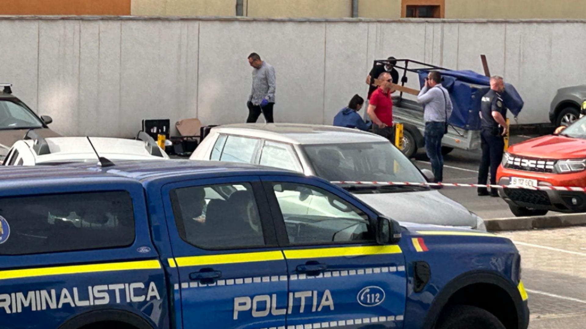 Descoperire cutremurătoare într-o parcare din România. Cadavrul unei femei a fost găsit într-o remorcă între blocuri
