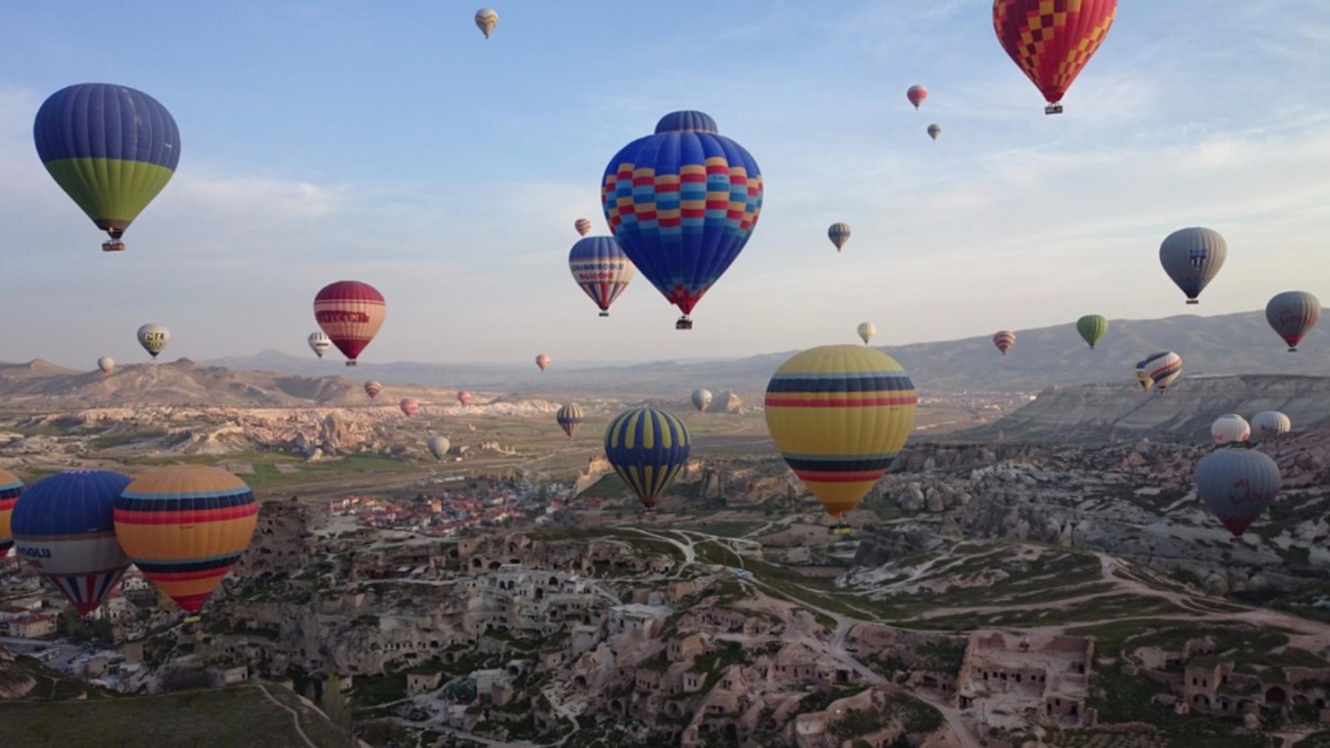 Un balon cu aer cald plin cu turiști s-a prăbușit între stâncile din Cappadocia