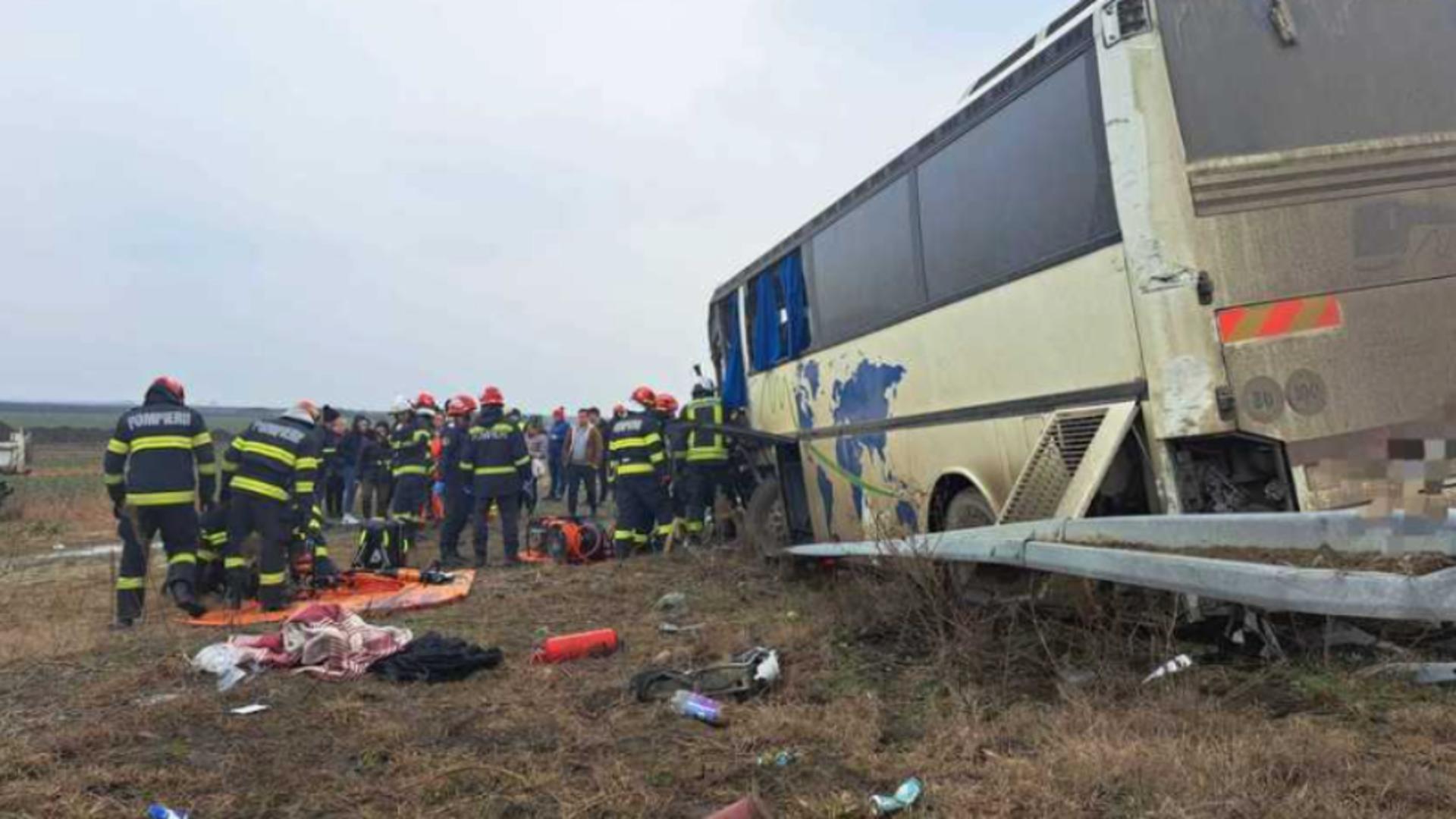 Șoferul autobuzului a lovit din spate o altă masina (foto: News.ro)