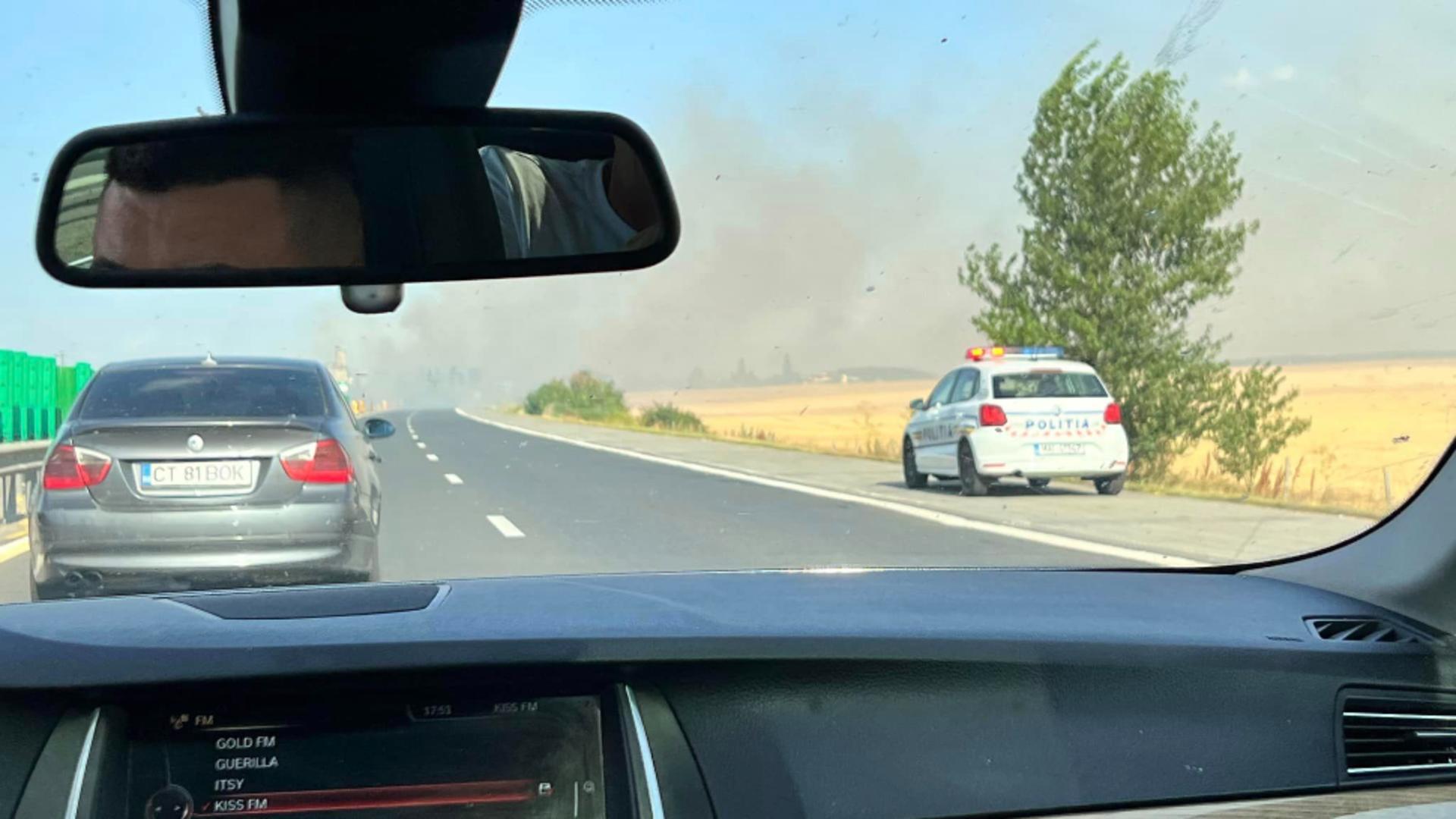 Incendiu de vegetație pe Autostrada Soarelui. Foto/Daniel Țăranu Ilisei