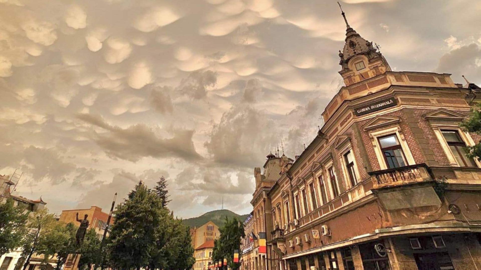 Norii mammatus și-au făcut apariția pe cerul României. Ce presupune acest fenomen și unde a putut fi observat