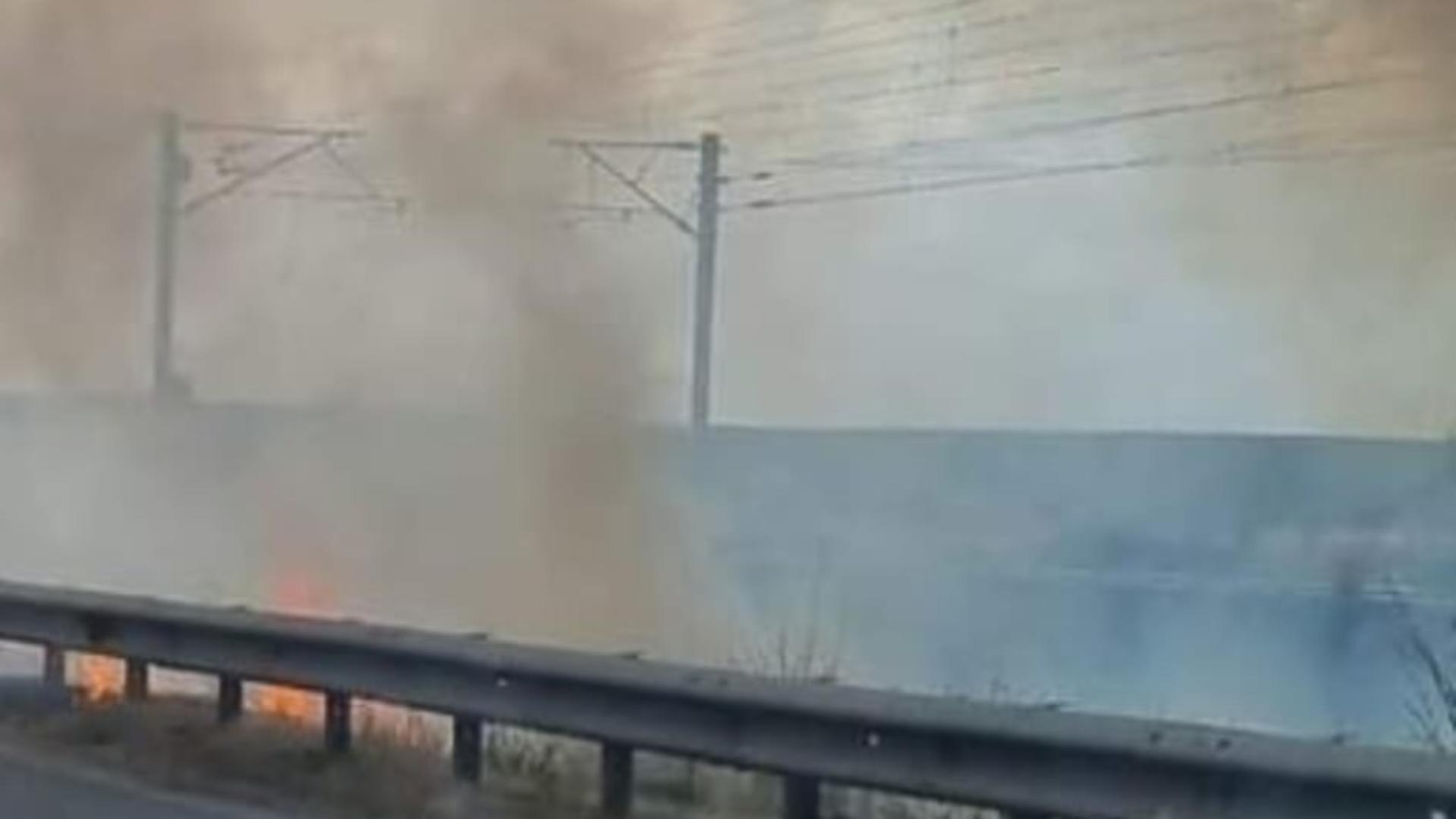 Trafic feroviar oprit din cauza unui incendiu la vegetaţie: 7 trenuri afectate