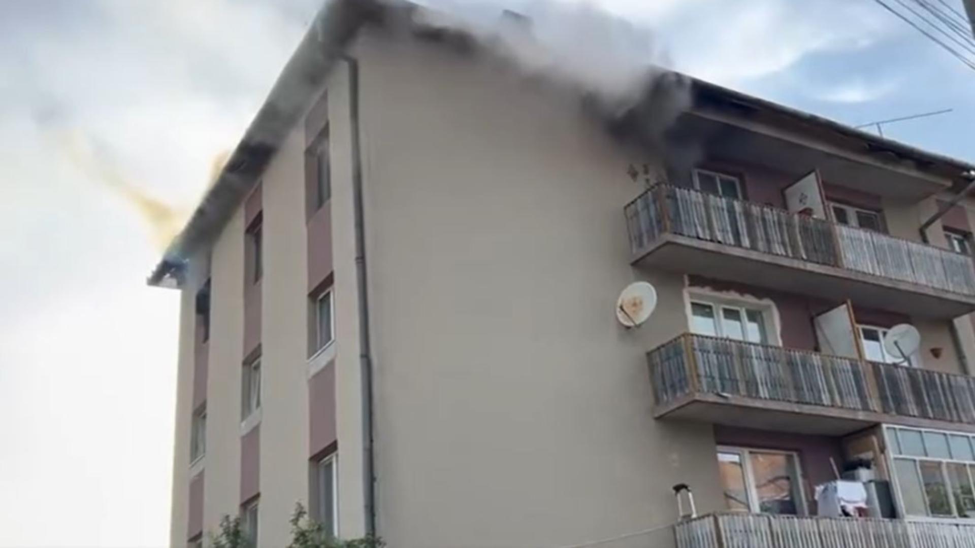 Un bărbat de 60 de ani a fost găsit în apartamentul incendiat, cu arsuri. Foto/Captură video
