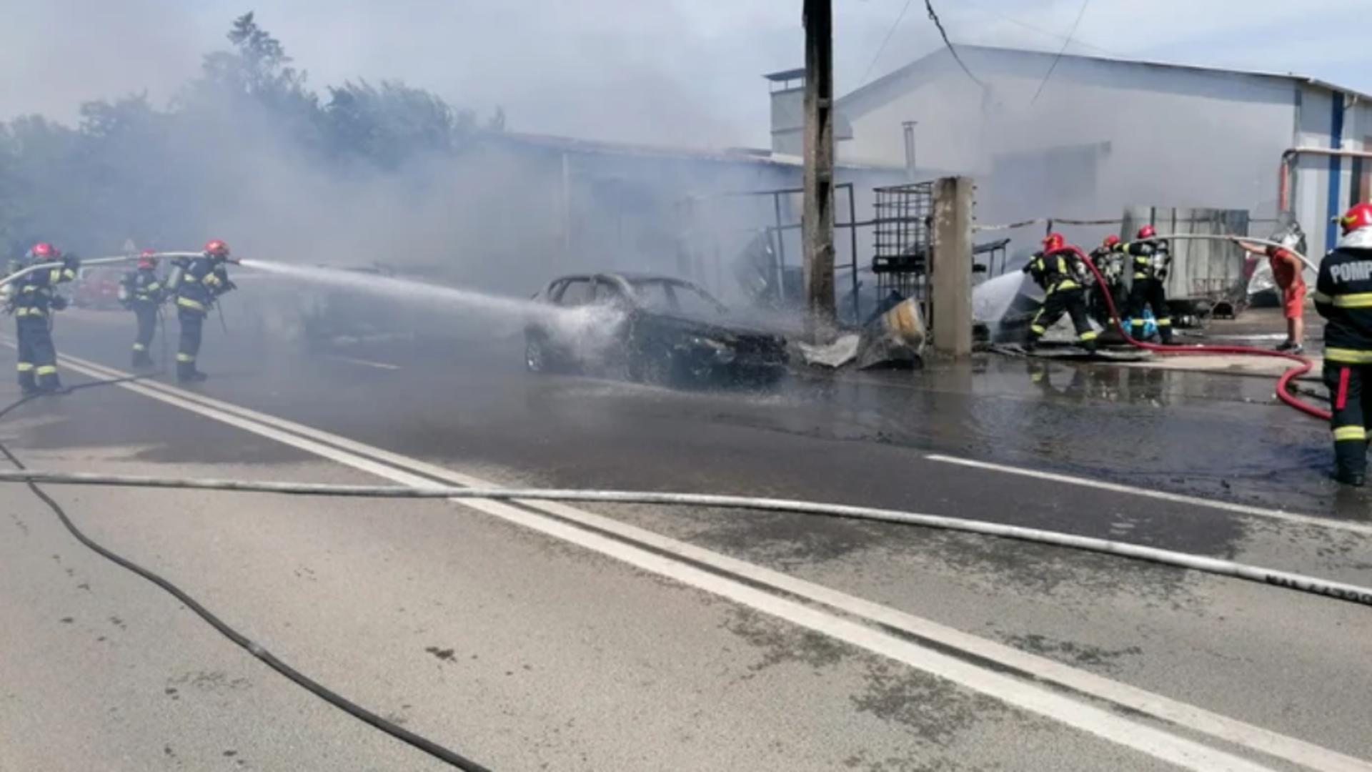 Poluare în judeţul Brăila, în urma unui incendiu produs la un atelier auto: Au luat foc 8 autoturisme şi depozitul de ulei uzat