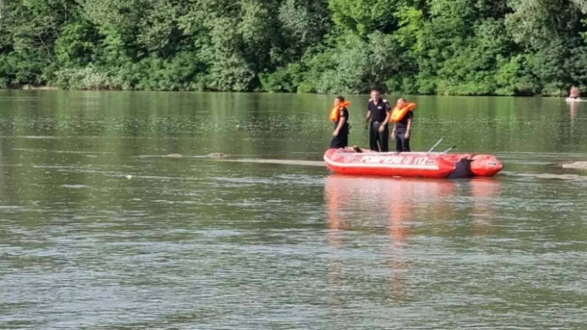 Joacă periculoasă: Doi copii au ajuns la spital după ce au intrat în lac să recupereze o jucărie