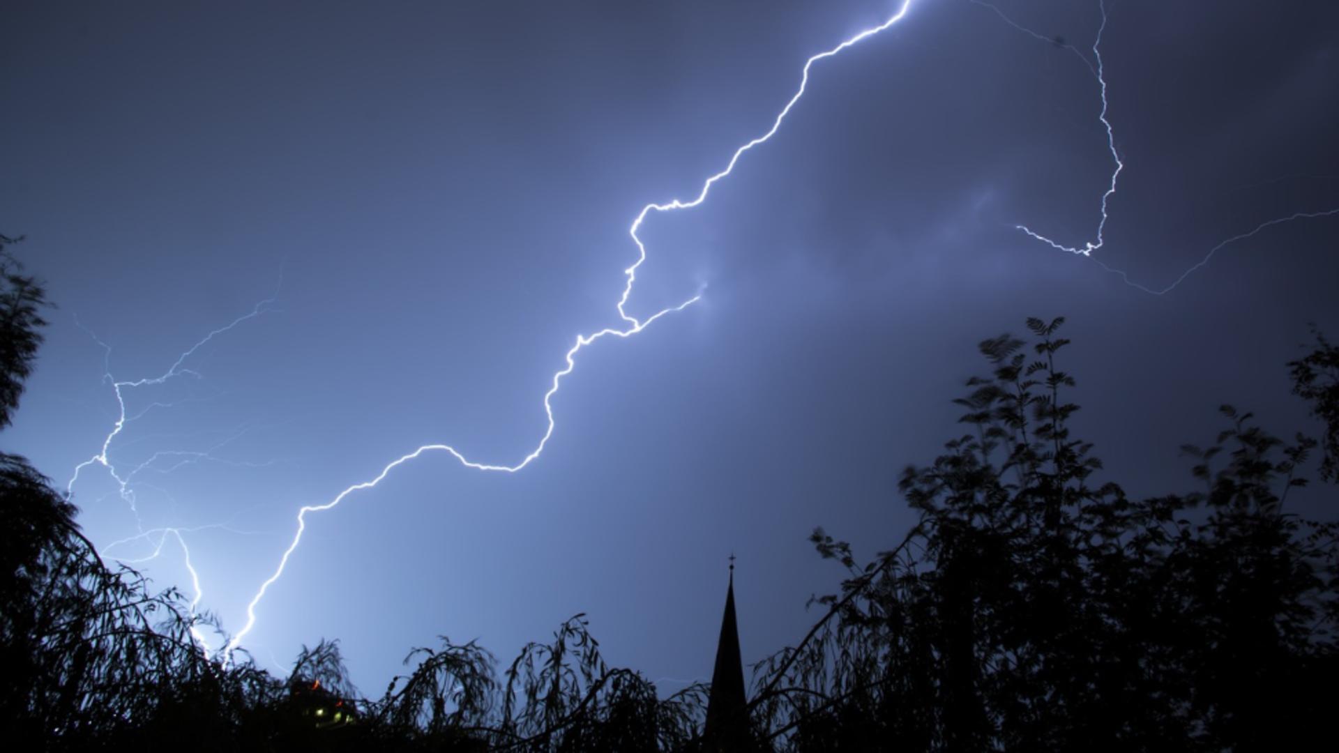 Cod roşu de furtună într-un județ! Meteorologii anunţă vijelii puternice şi cantităţi însemnate de precipitaţii 