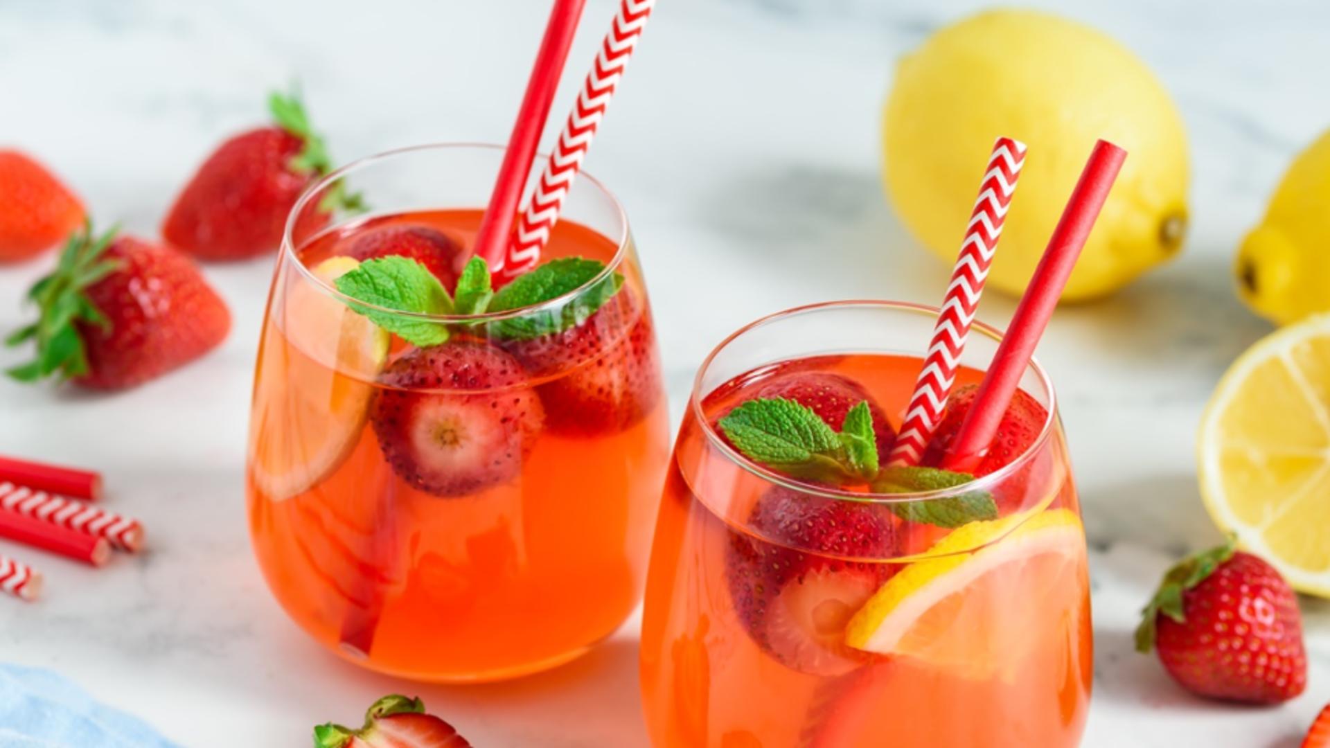 Limonadă cu căpșuni. O băutură răcoritoare de vară, plină de vitamine
