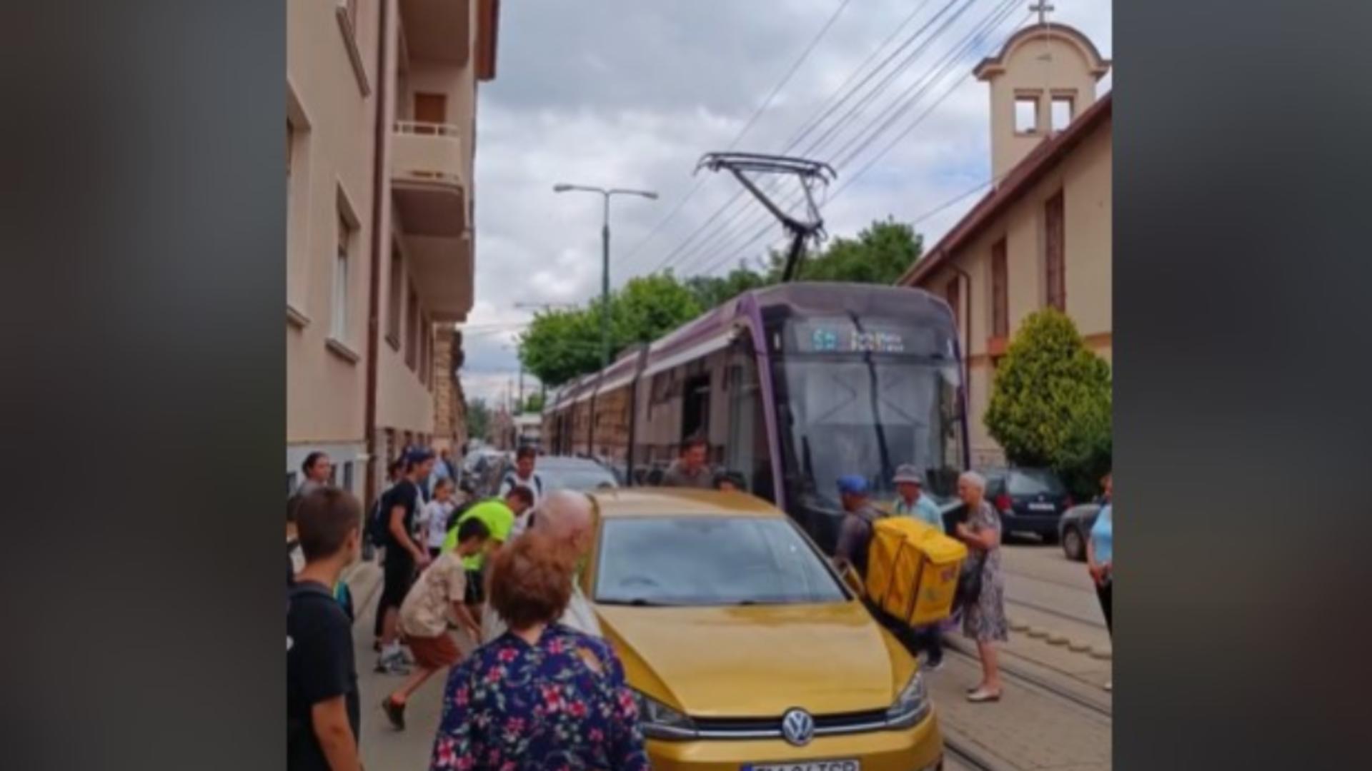 Moment viral: Mașină mutată cu mâinile goale de pe linia de tramvai - VIDEO