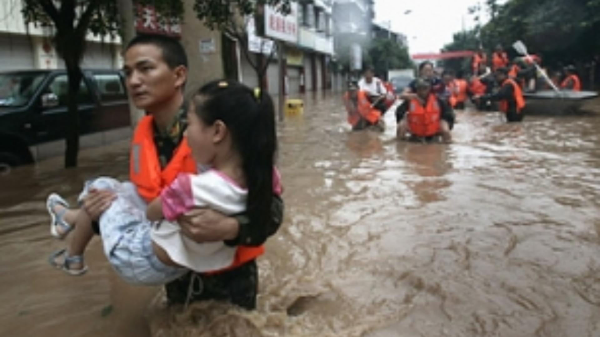 Inundații catastrofale în sudul Chinei, în timp ce restul țării se află sub „o cupolă de foc”