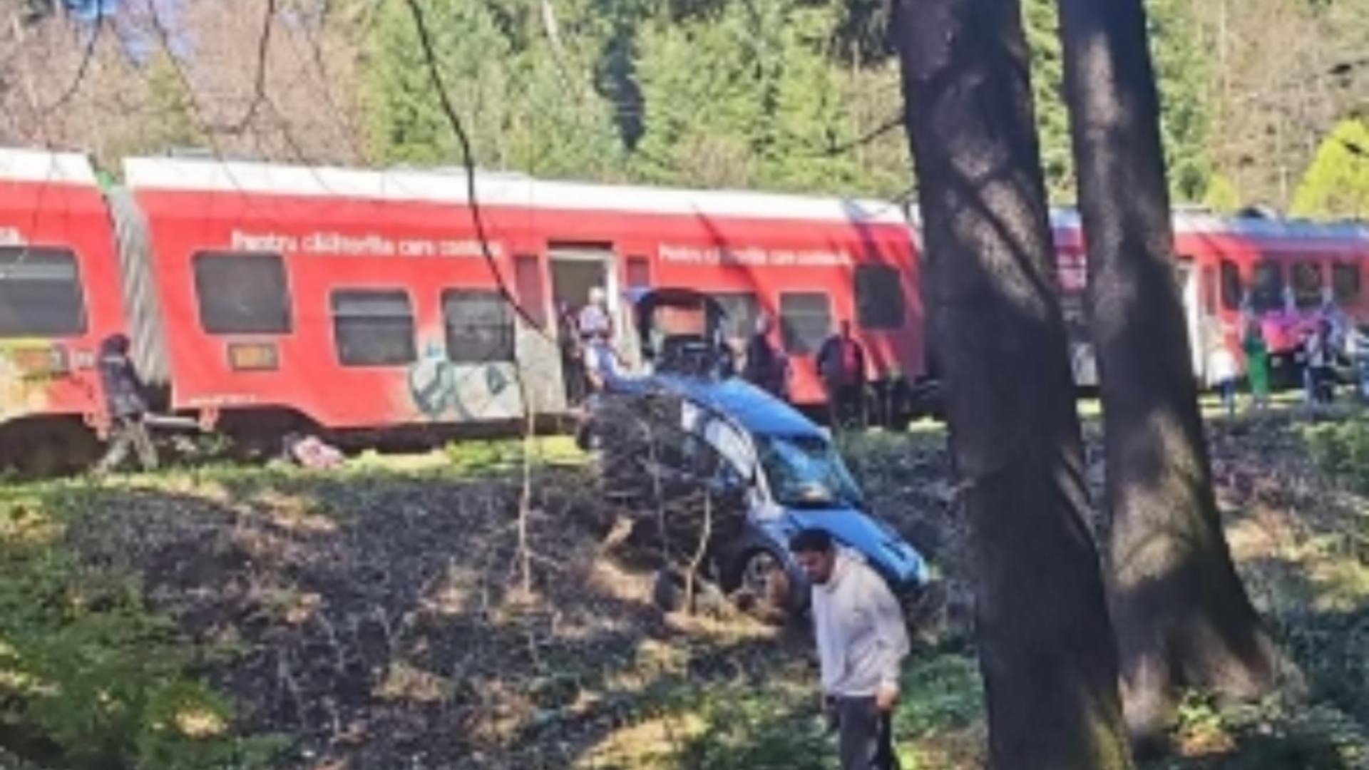 Miracol pentru un șofer din Bistrița Năsăud care a scăpat cu viață. Mașina în care se afla a fost lovită de un tren plin cu 200 de călători