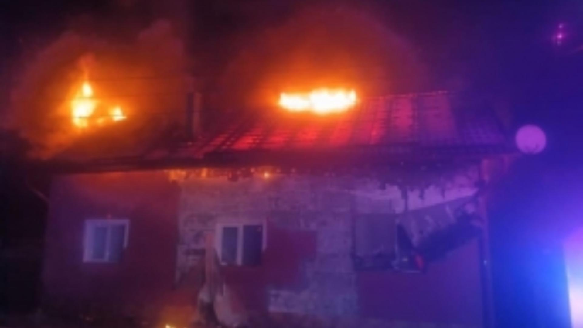 Incendiu devastator în Mureș! Cinci tone de cărbune au fost cuprinse de flăcări