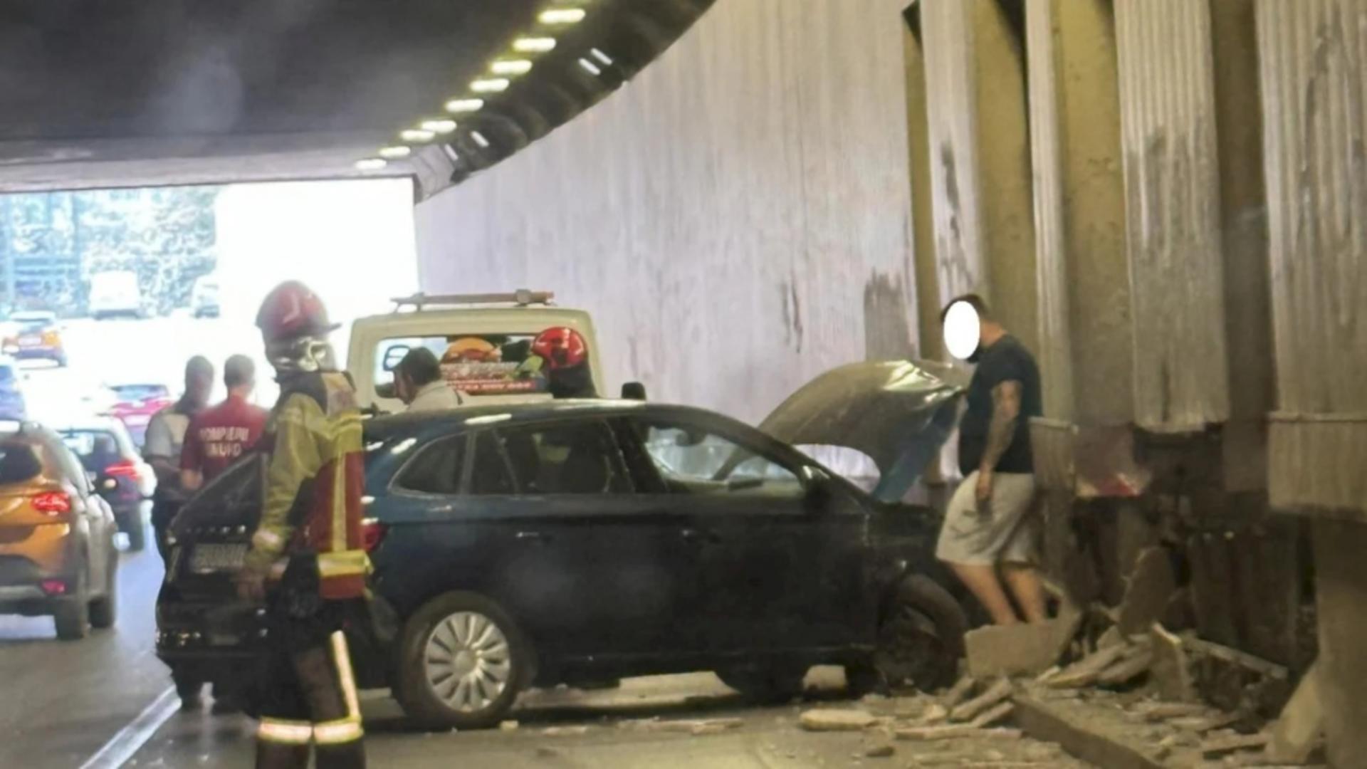 Accident rutier grav în Pasajul Victoriei. Un autoturism a intrat în zid