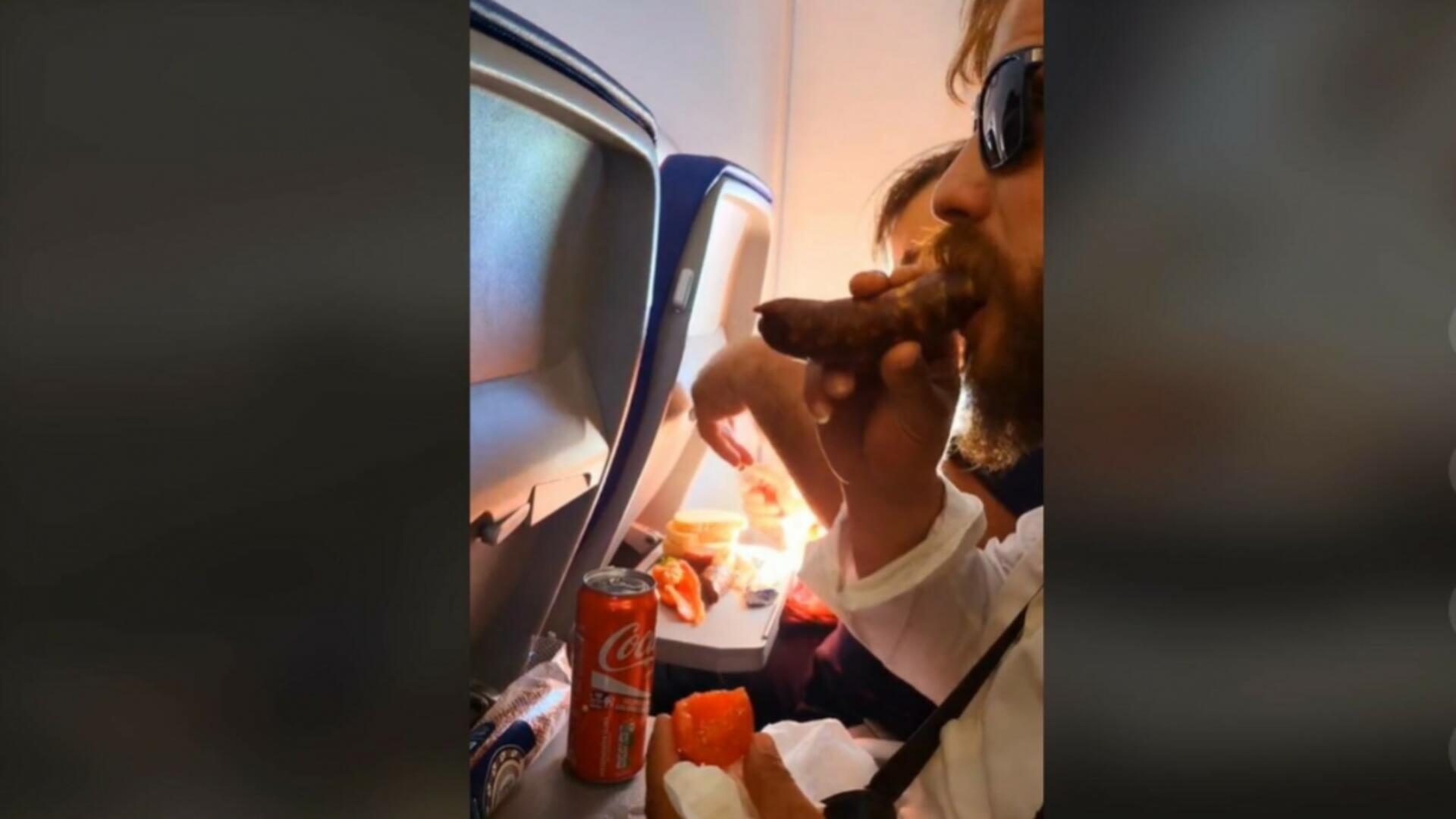 Manele, brânză, cârnați și roșii în avion. Clip viral cu doi români care își fac poftele în timpul călătoriei - VIDEO 