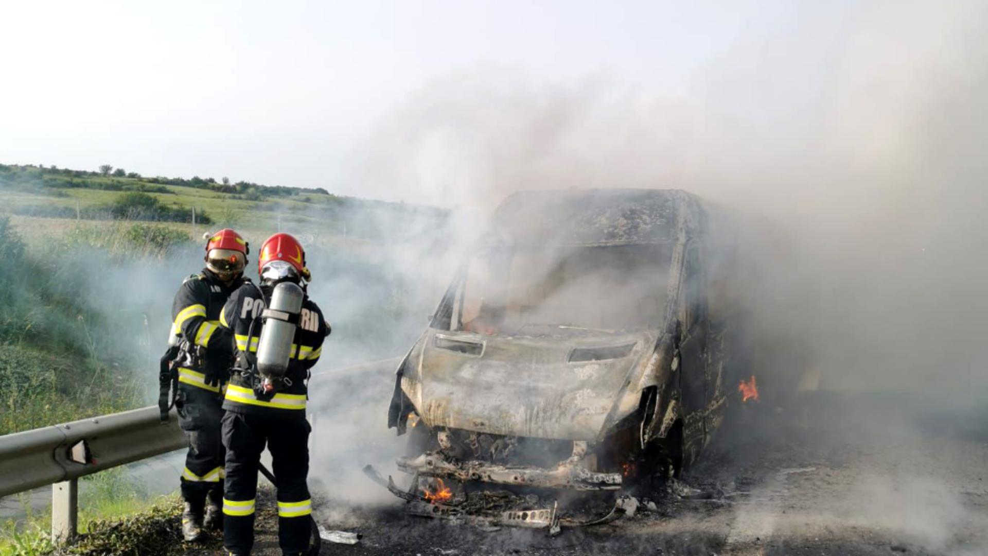 Micorbuz făcut scrum, pe A1, în Sibiu. Nu au fost victime. Foto/ISU