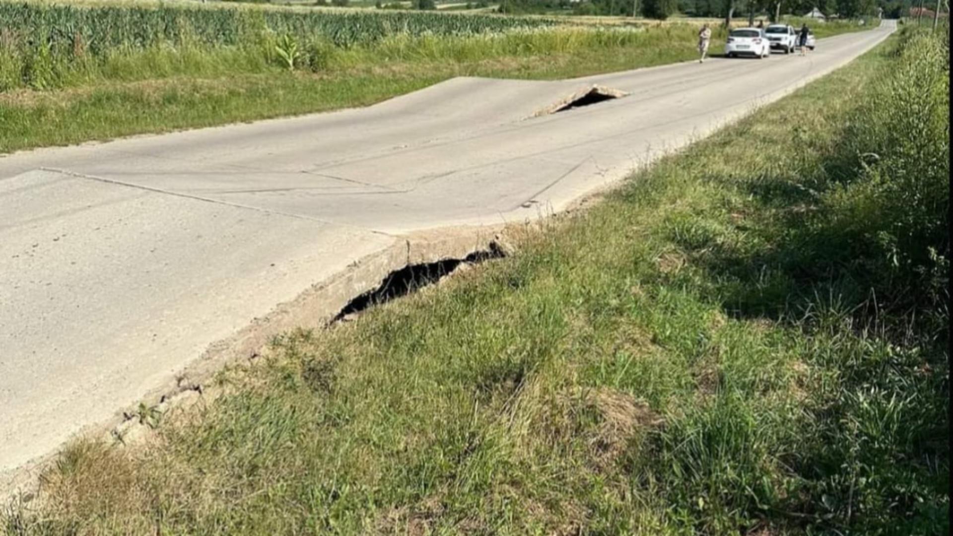 Plăcile de beton s-au desprins din cauza caniculei. Foto/gds.ro