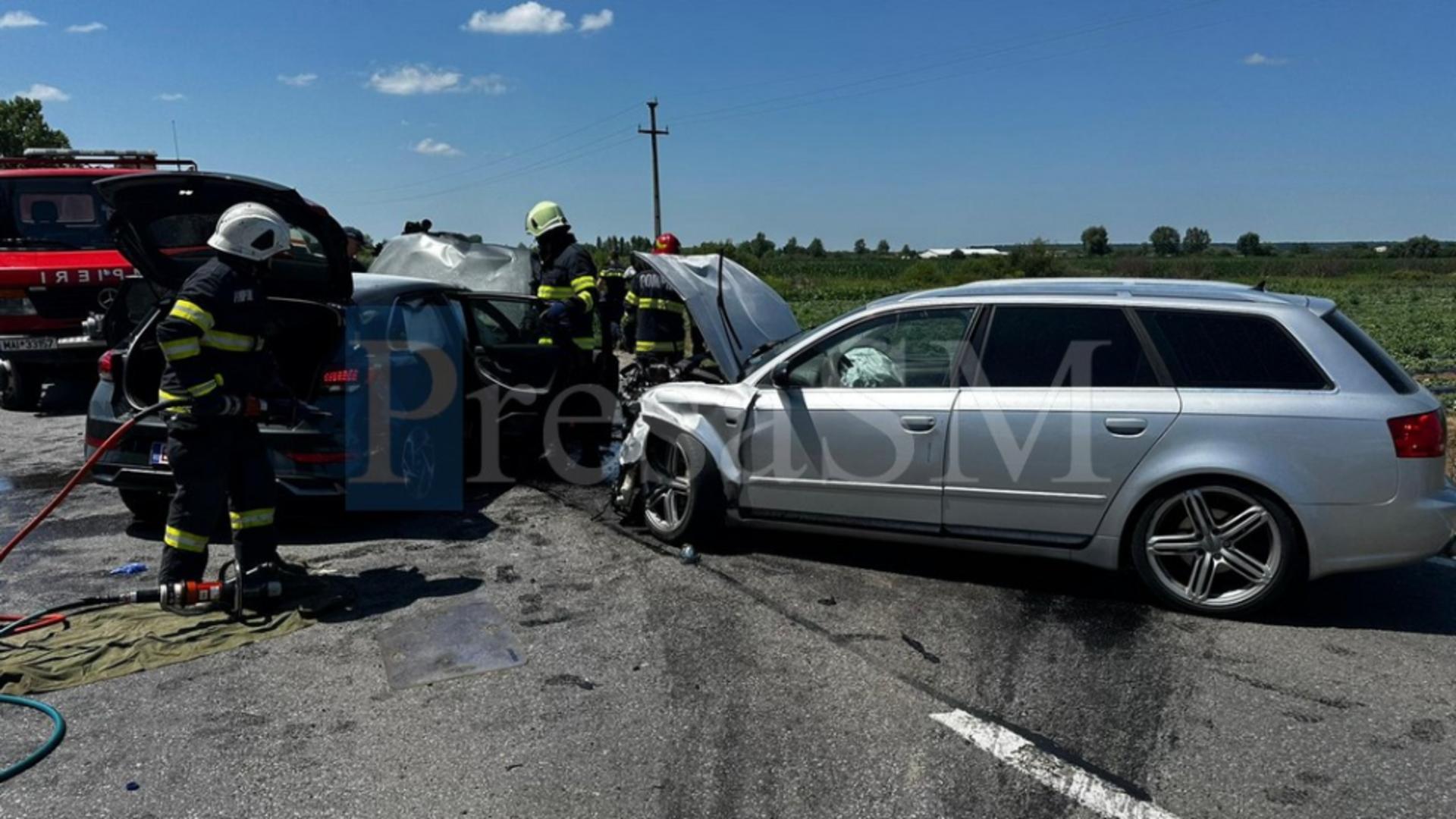 În total au fost rănite opt persoane, cinci dintr-un autoturism şi trei din altul. Foto/Presasm.ro