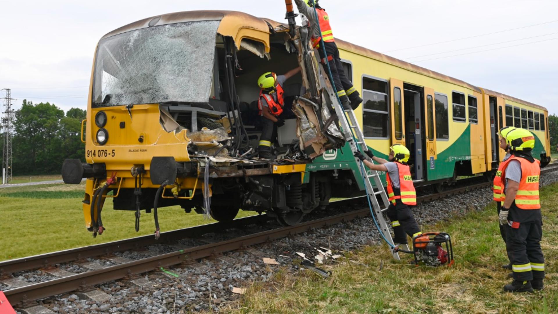 Tragedie pe calea ferată! Patru morţi şi zeci de răniţi după ce două trenuri s-au ciocnit în Cehia