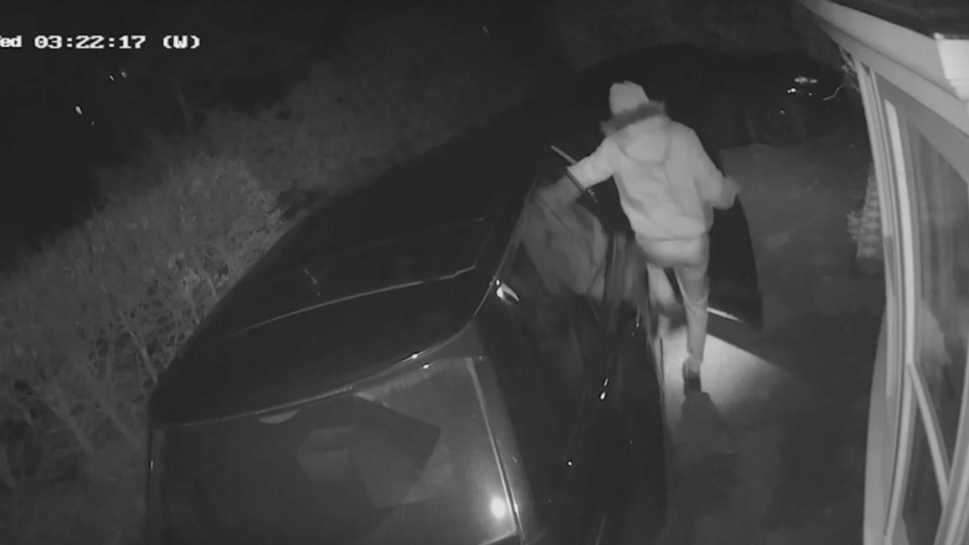 Cum îți poate fi furată mașina în doar 5 minute? Un român din Anglia îI dă de gol pe hoți – VIDEO