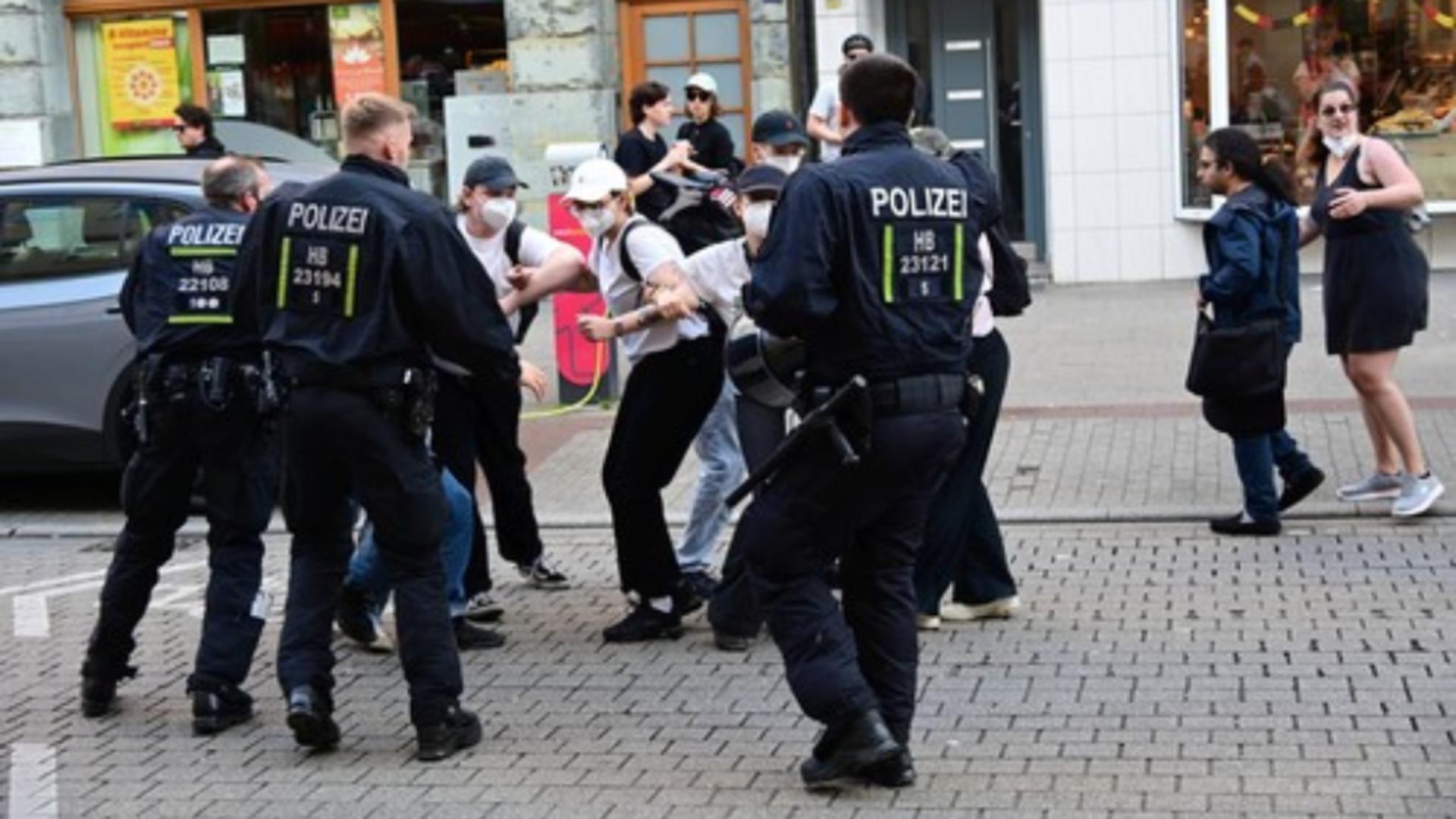 Bătaie între poliţie şi protestari, în Germania. Oamenii furioși încercau să împiedice accesul la congresul celui mai mare partid de extremă dreaptă