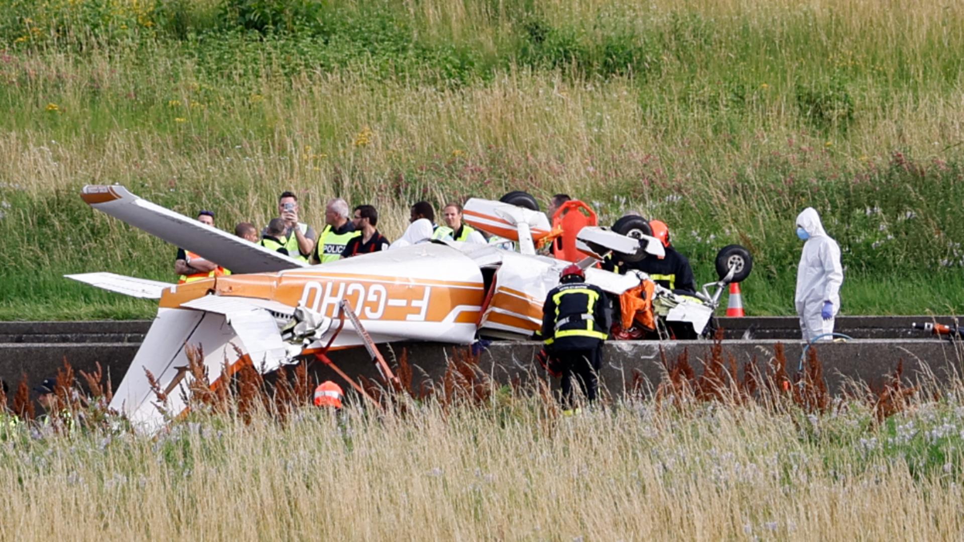 Tragedie în apropierea Parisului! Un avion s-a prăbușit pe o autostradă din Franța: trei morți/ Profimedia