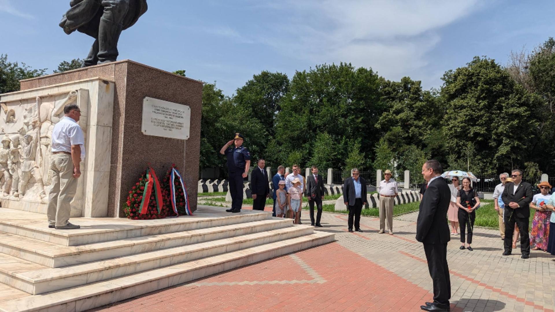 Momentul depunerii coroanei de către oficialii ambasadei. Foto/Ambasada Rusiei