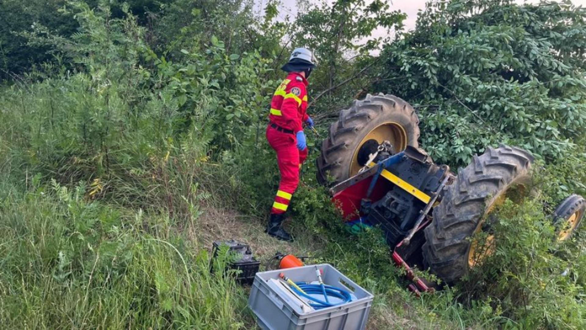 A scăpat după ce a căzut tractorul peste el. Foto/ISU